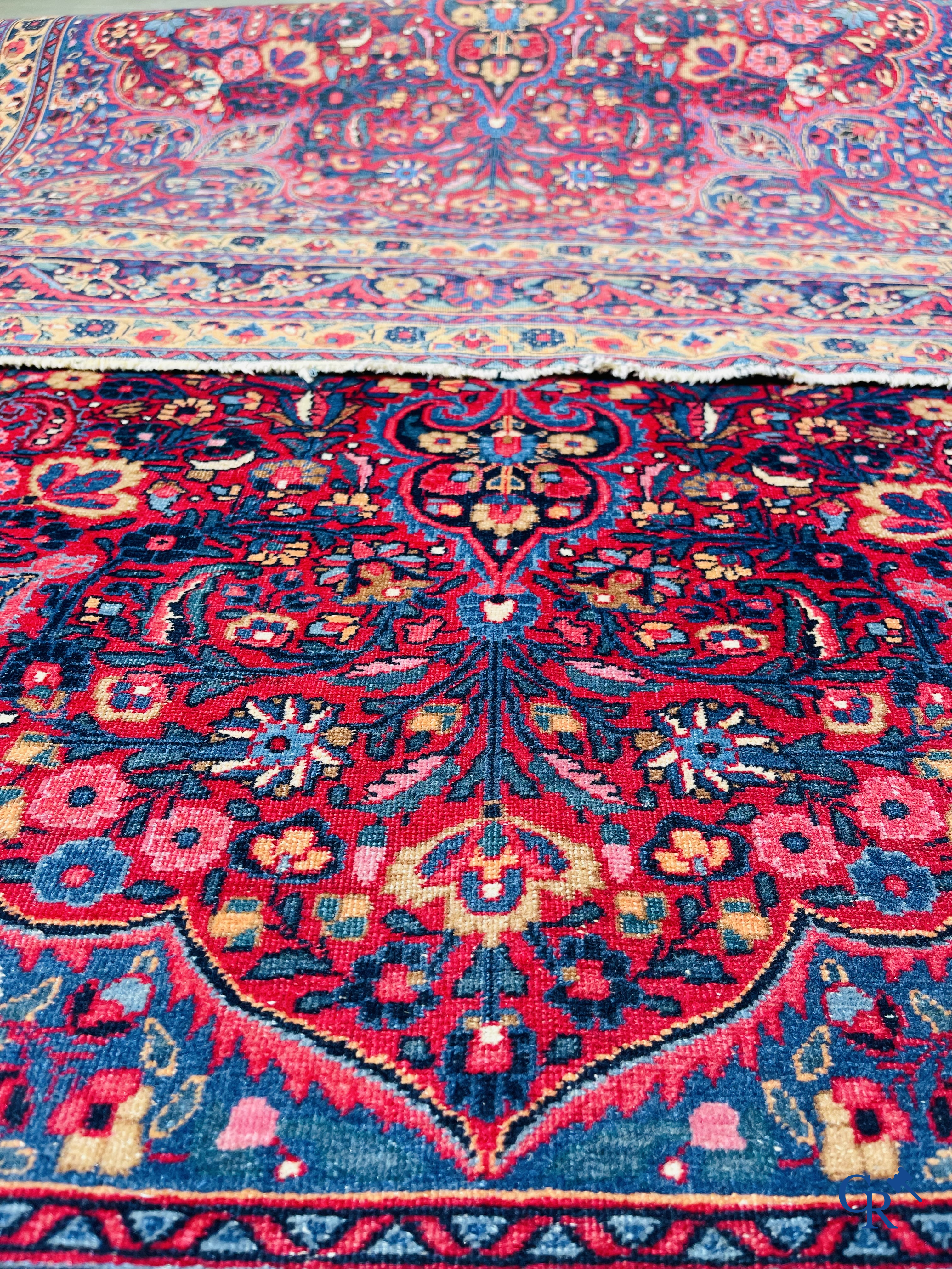 Tapis d'orient: Iran, tapis persan antique avec fond rouge foncé.