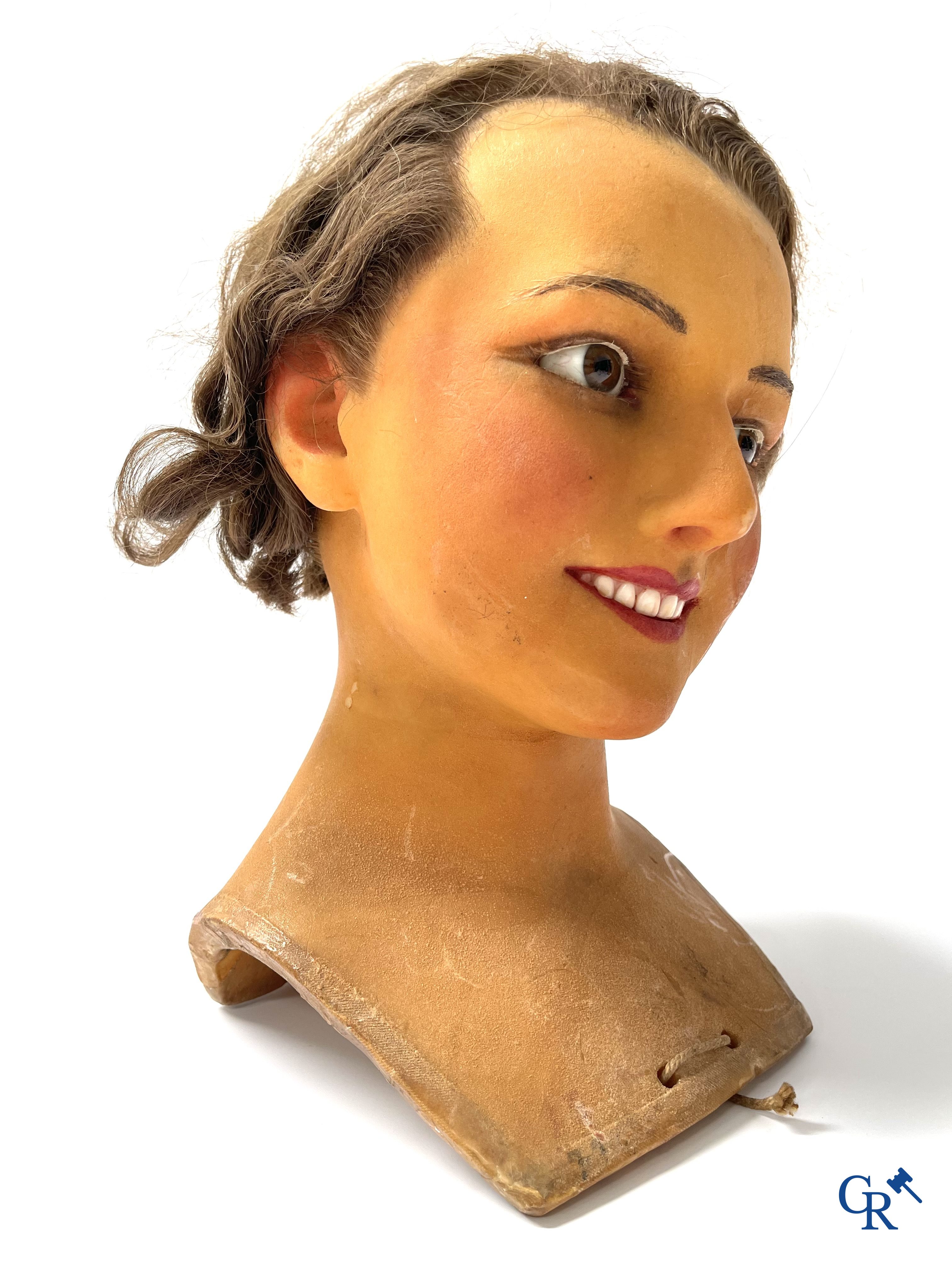 Een paar bustes voor mannequins in was met glazen ogen. Hoogstwaarschijnlijk Siegel of Pierre Imans. Circa 1920.