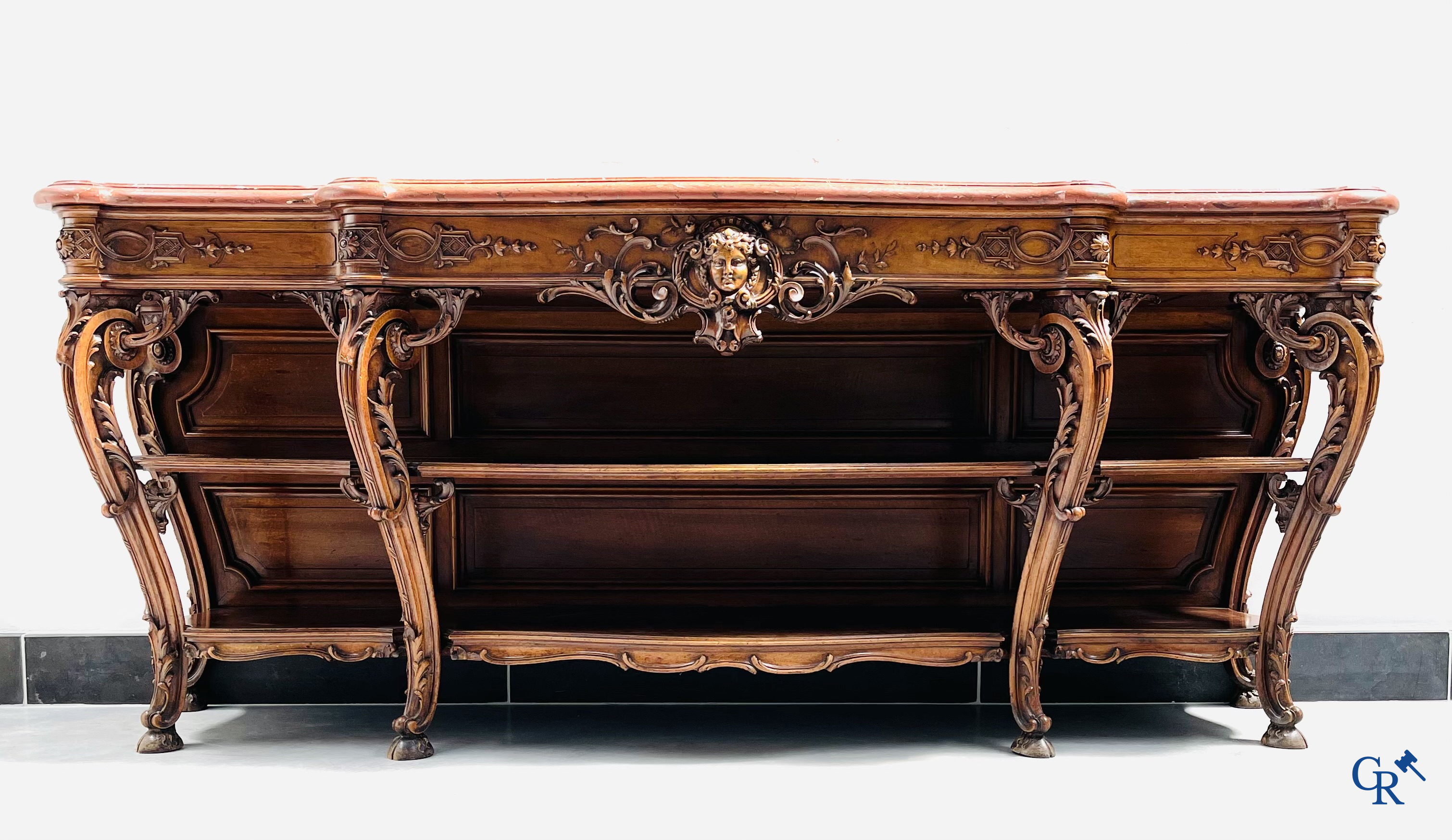 Maison Roll, 42, Rue Faubourg St. Antoine Paris. Een uitzonderlijk desserte meubel in gesculpteerd notelaar. LXVI-Stijl.