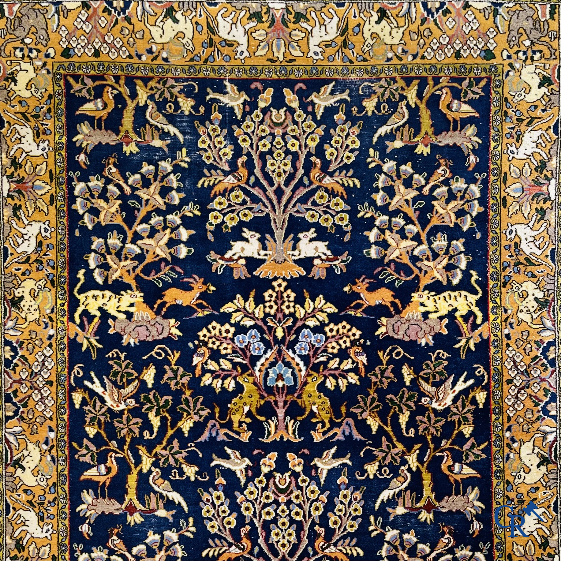 Tapis d'orient: Iran, tapis persan noué à la main avec un décor d'animaux de la forêt.