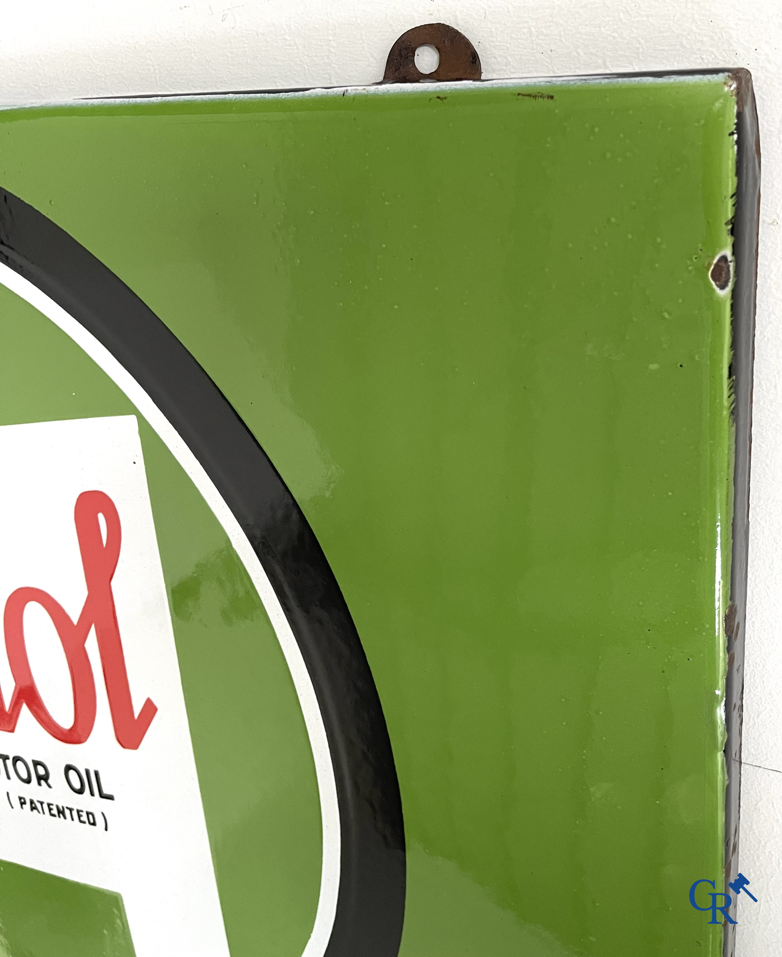 Castrol Motor Oil, emaille reclamebord voor Castrol motor olie. Zeldzame versie met 2 zwart omcirkelde logo's. 1948.