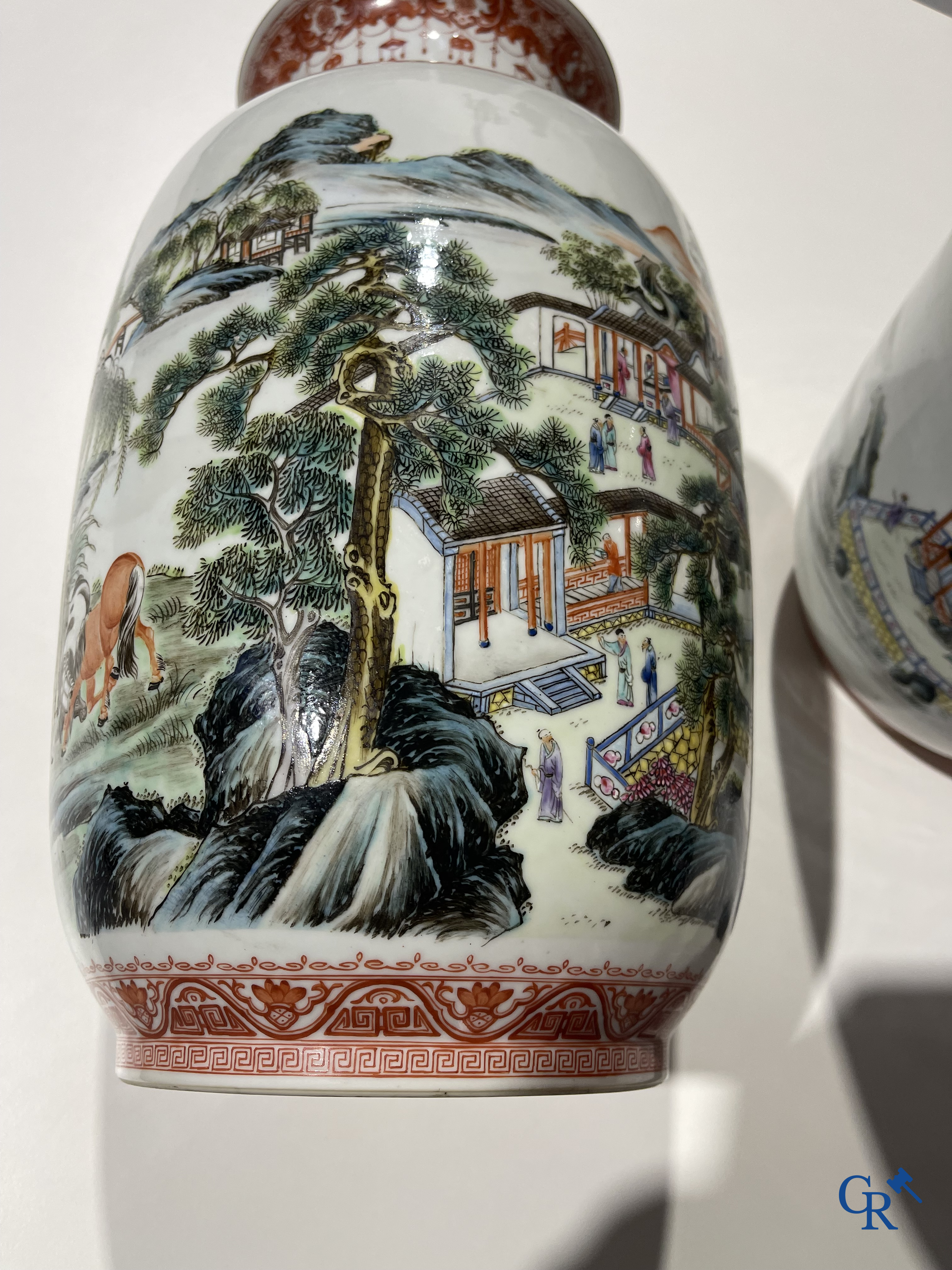 Art Asiatique, porcelaine chinoise. Une paire de vases chinois avec un décor de chevaux et de personnages.