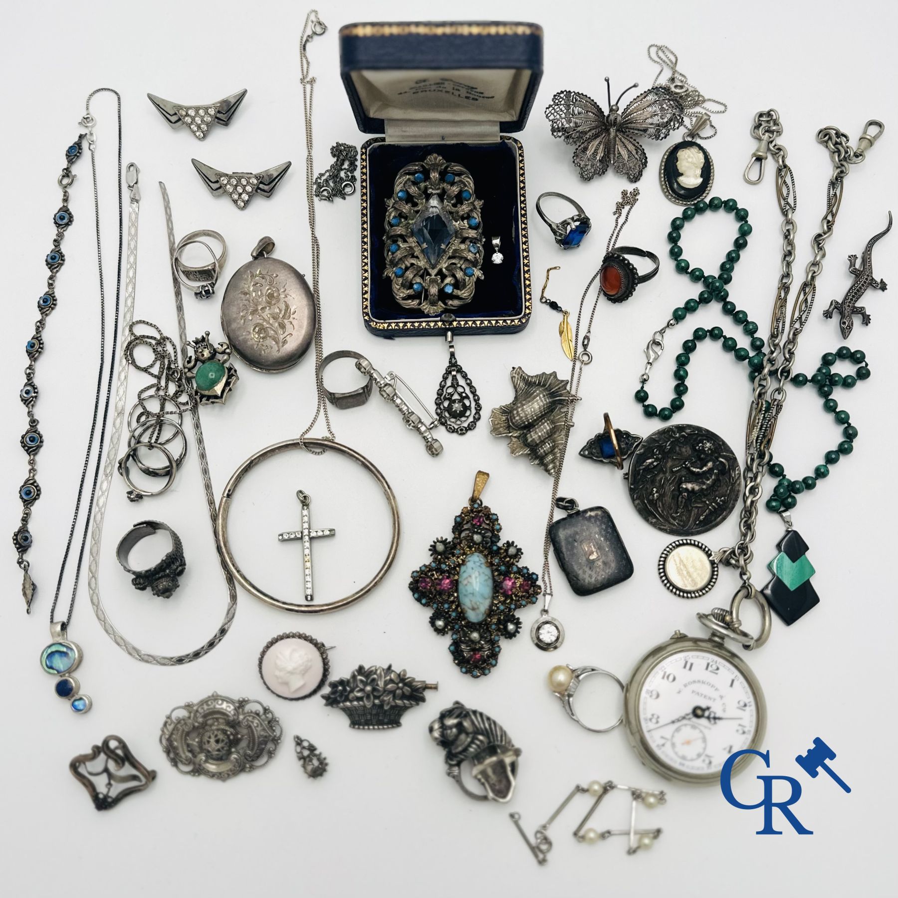 Jewellery-timepieces: Beautiful lot of fantasy jewellery and a pocket watch, some in silver.