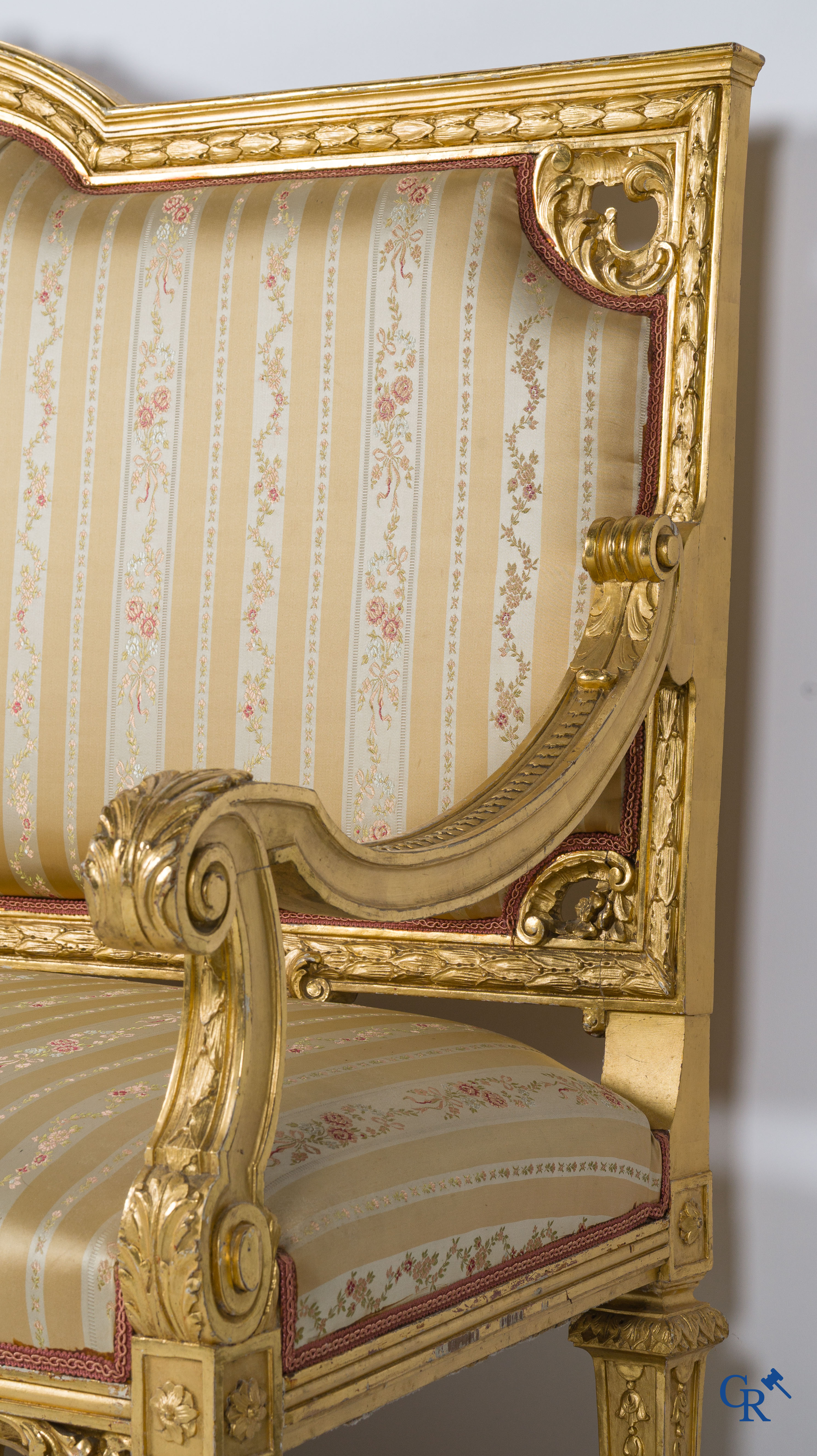 Napoleon III-periode. Een imposante 5-delig rijkelijk hout gesculpteerde en vergulde salon. Circa 1880.