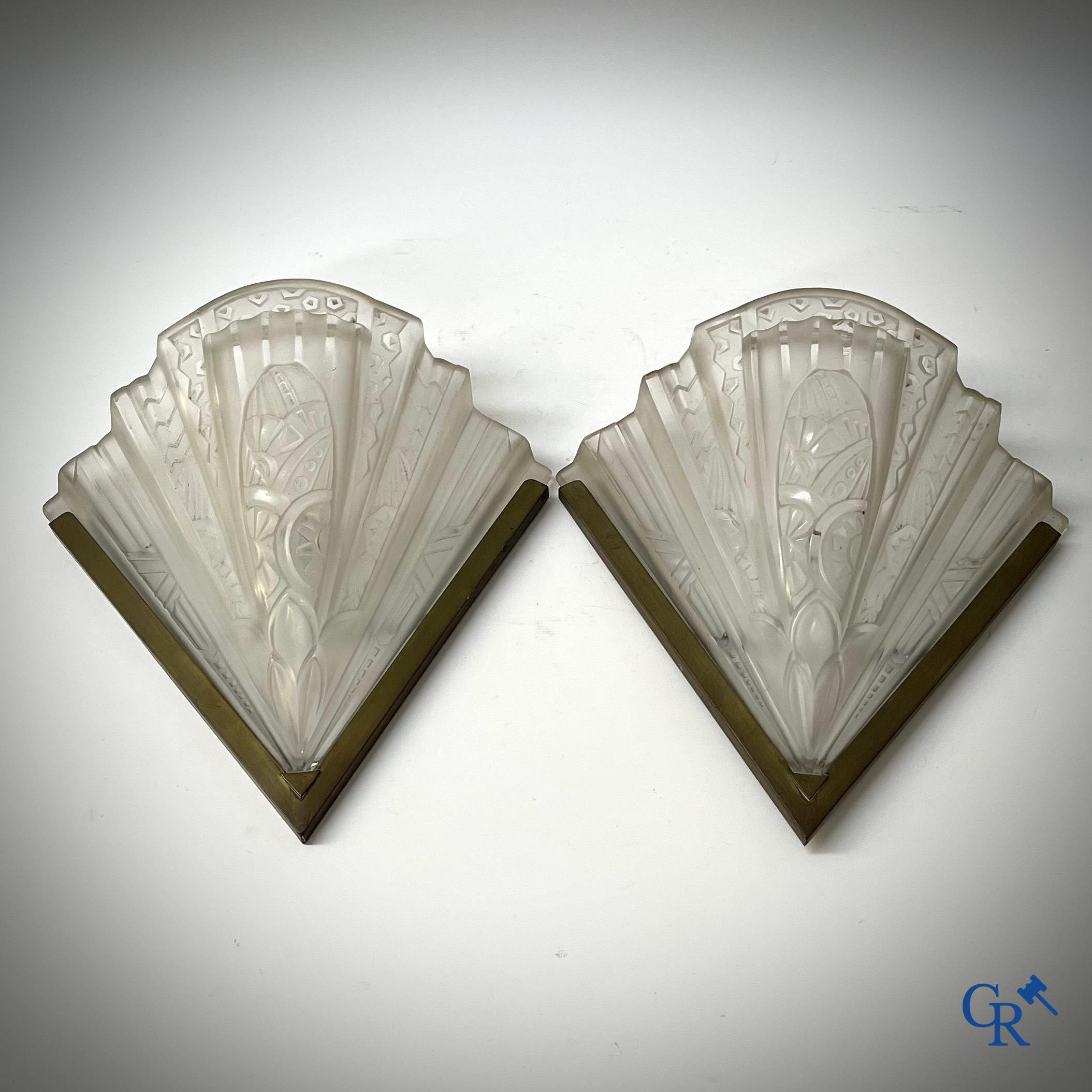 Art Deco, paar wandlichten in messing en geperst glas gesigneerd Frontisi. Circa 1930.