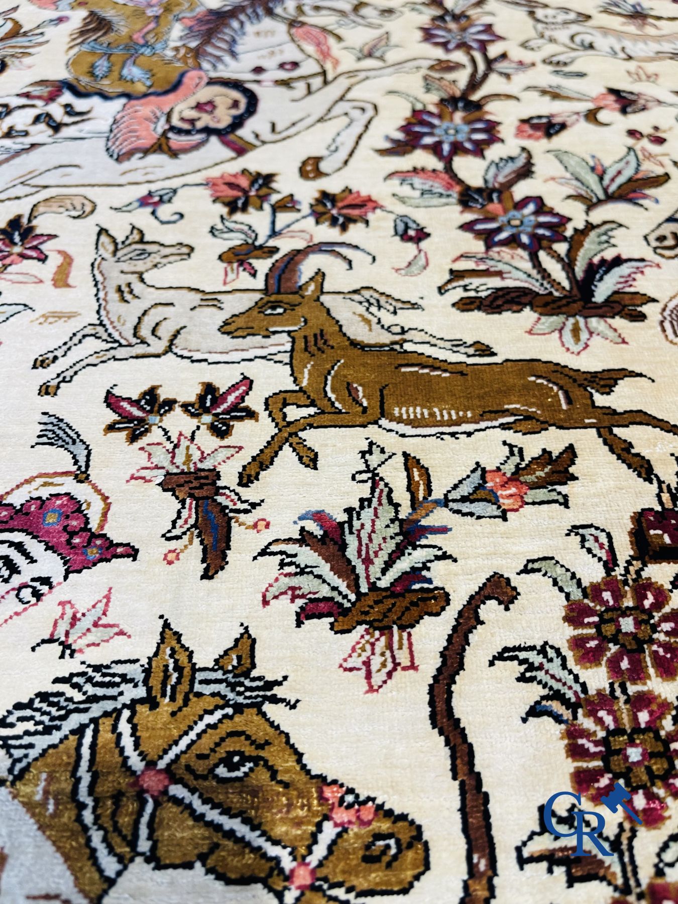 Tapis: Iran, Ghoum. Tapis persan signé en soie avec un décor de chasse.