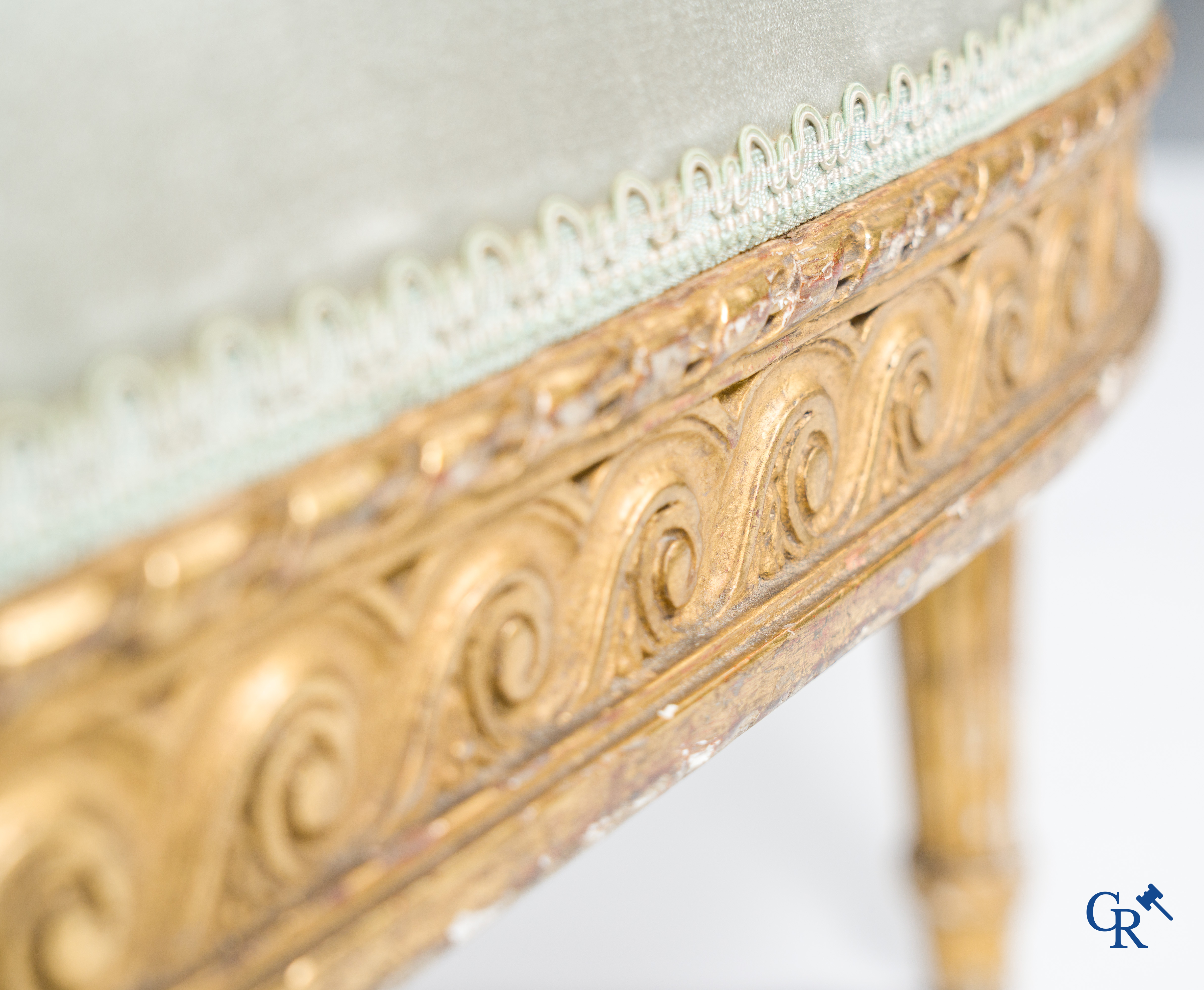 Lodewijk XVI-periode. Marquise in fijn gesculpteerd en verguld hout. Eind 18e eeuw.