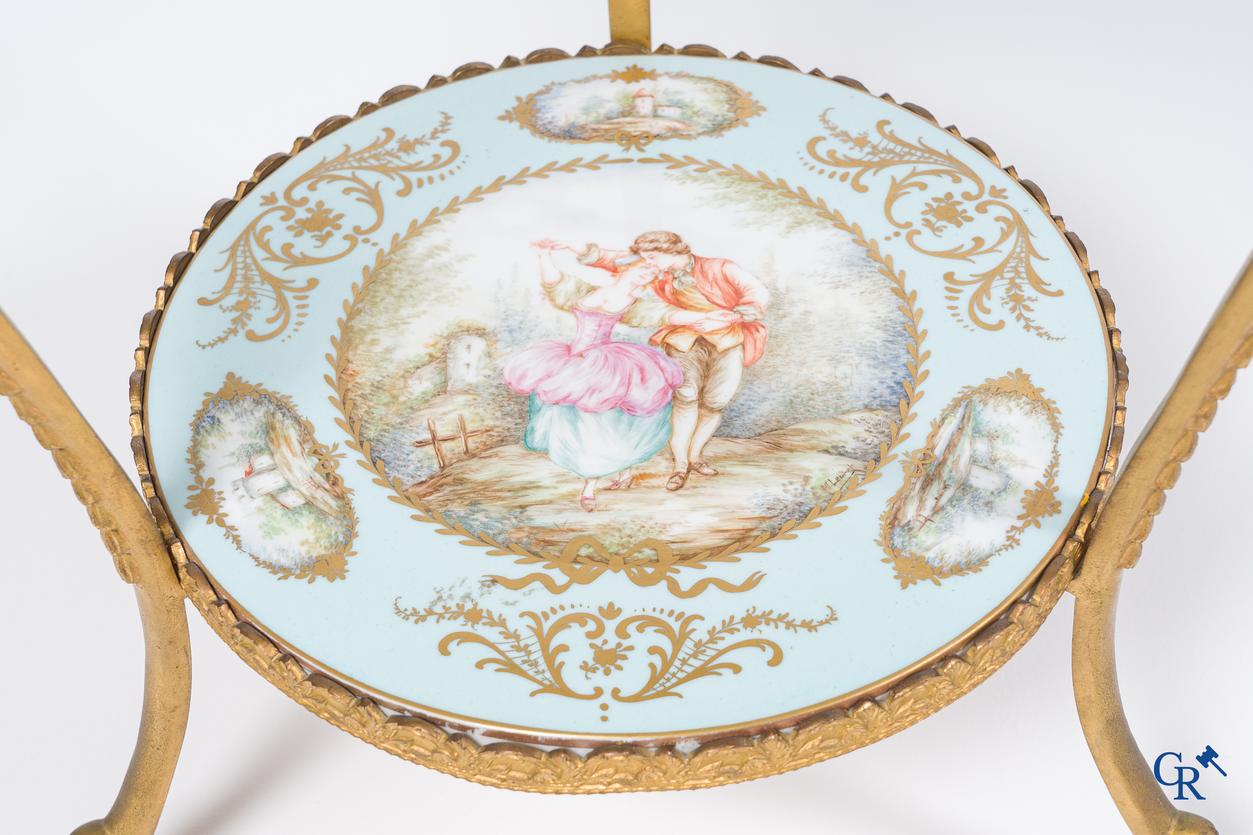 Porcelaine européenne: Limoges dans le goût de Sèvres. Table basse ronde en bronze et porcelaine signée M. Lebret.