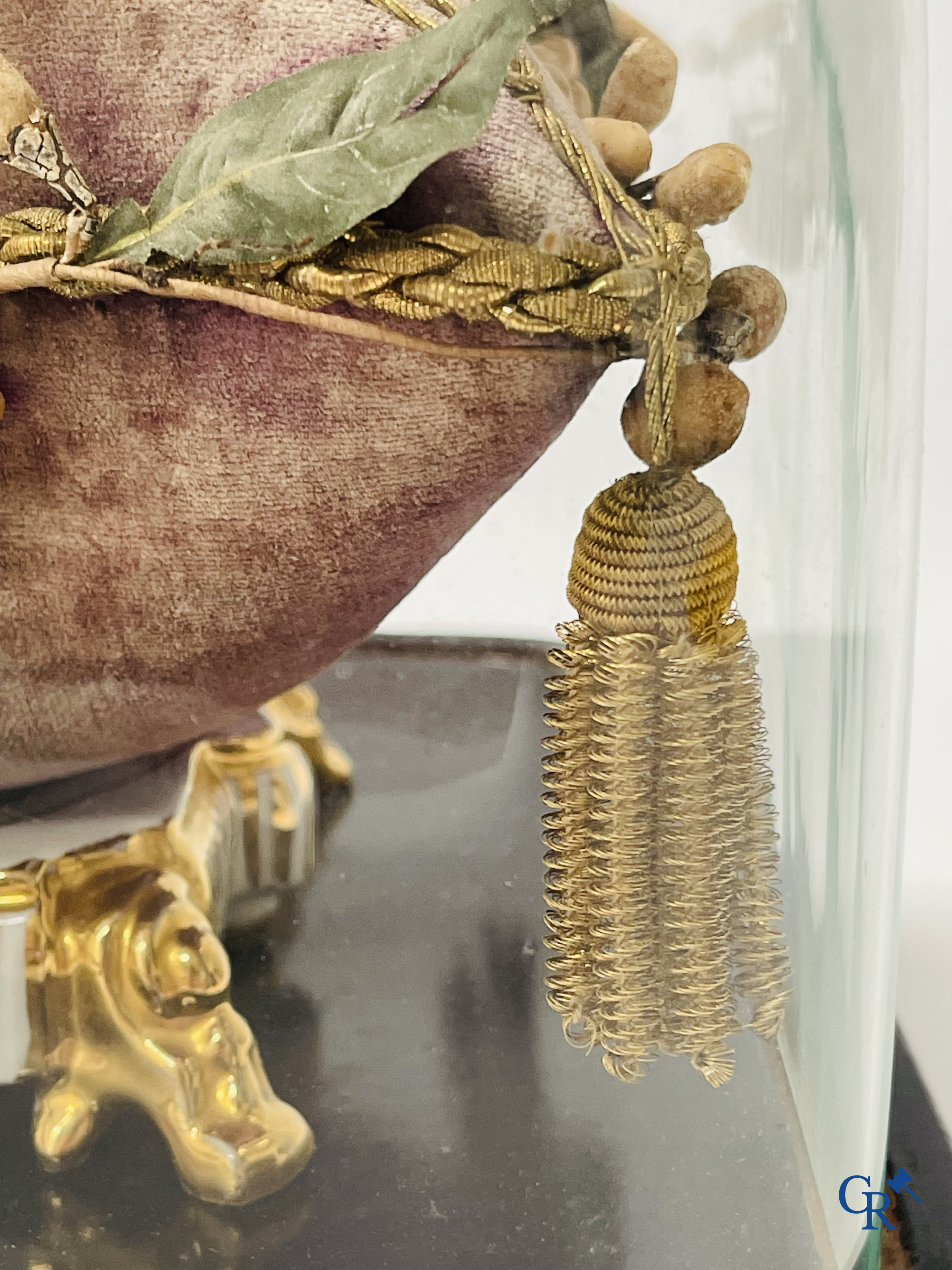 2 globes en verre avec un bouquet de mariée sur un coussin avec un pied en métal doré et un pied en porcelaine de Paris.