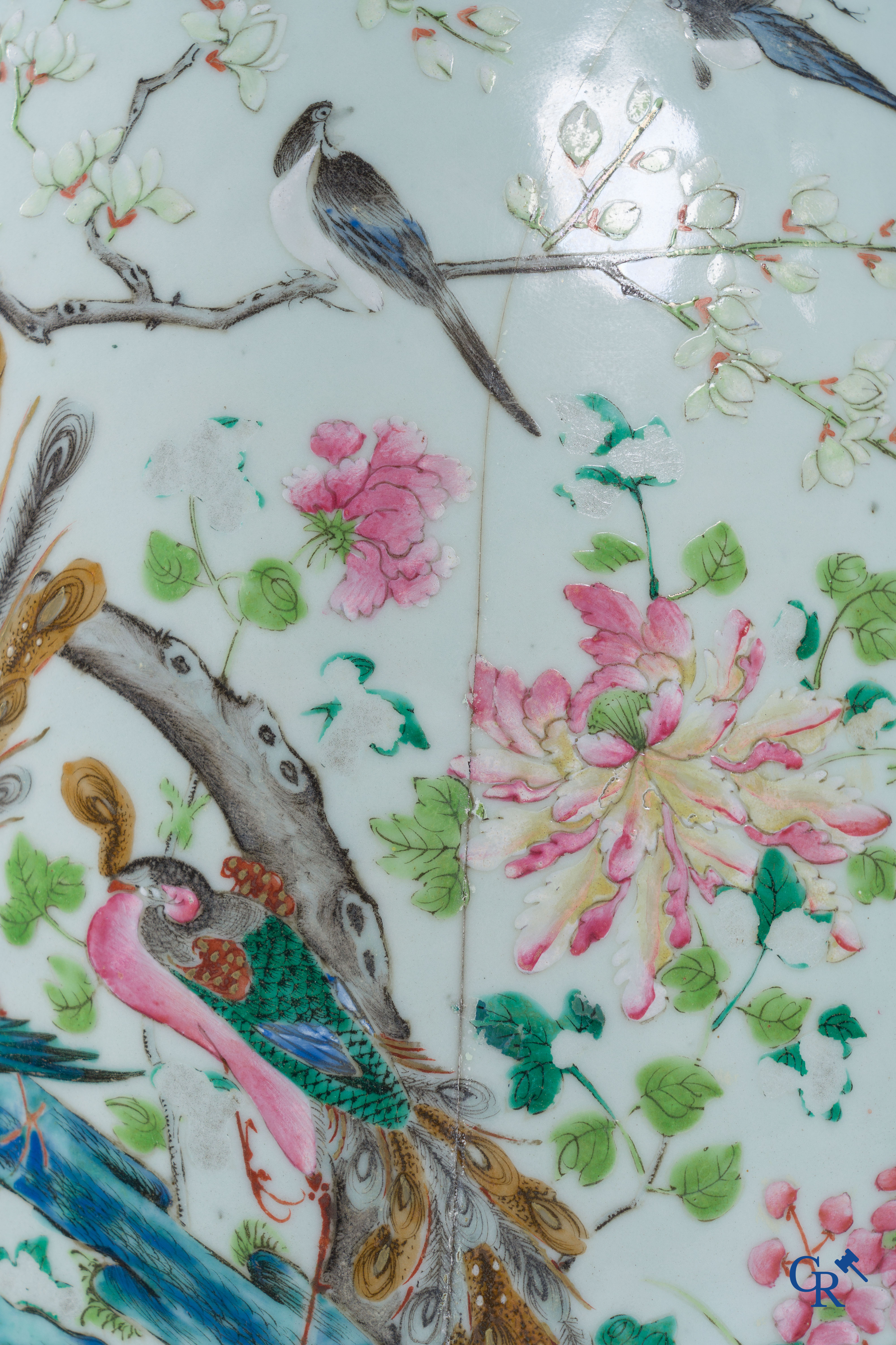 Art Asiatique: Porcelaine chinoise. Une paire d'importantes vases chinois avec un décor famille rose. Chine 19ème siècle.