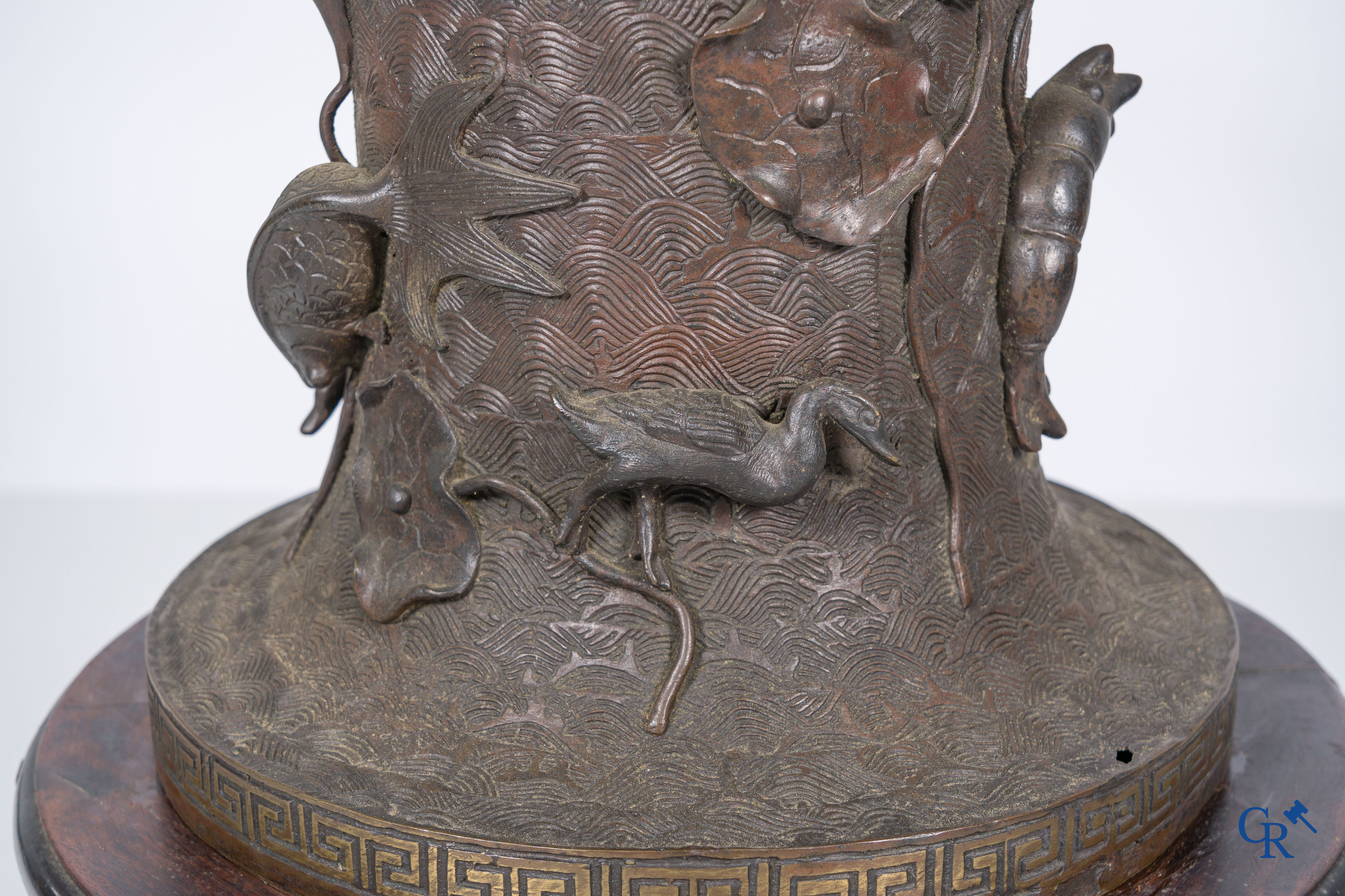 Art Asiatique, un important vase chinois en bronze sur un socle en bois.