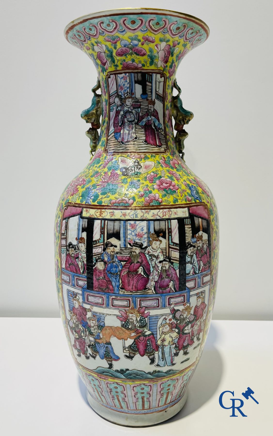 Art asiatique : Une paire de vases chinoise famille rose sur fond jaune avec des scènes de cour. XIXe siècle.