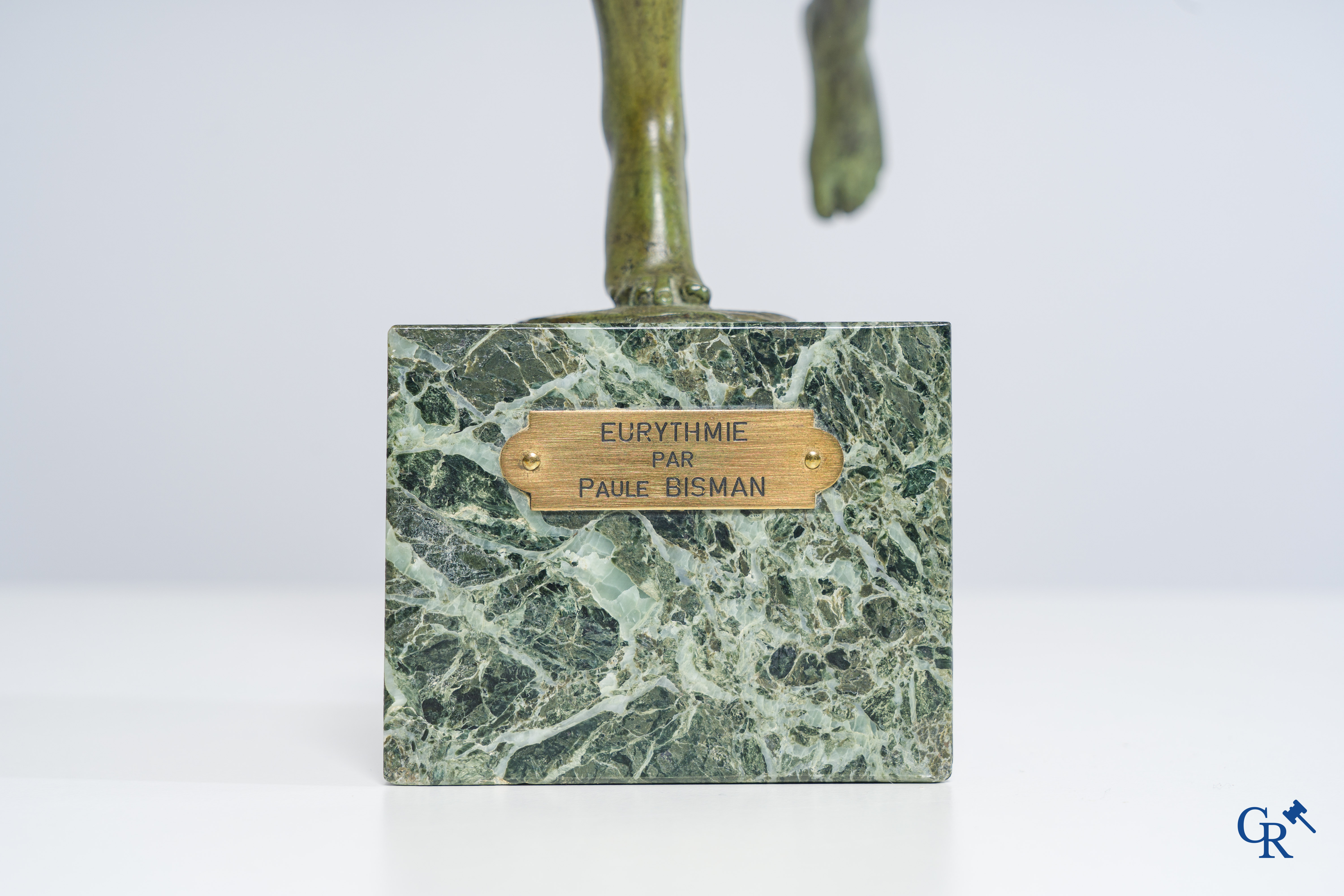 Paule Bisman (1897-1973)(*): Eurythmie, Sculptuur in groen gepatineerde brons.