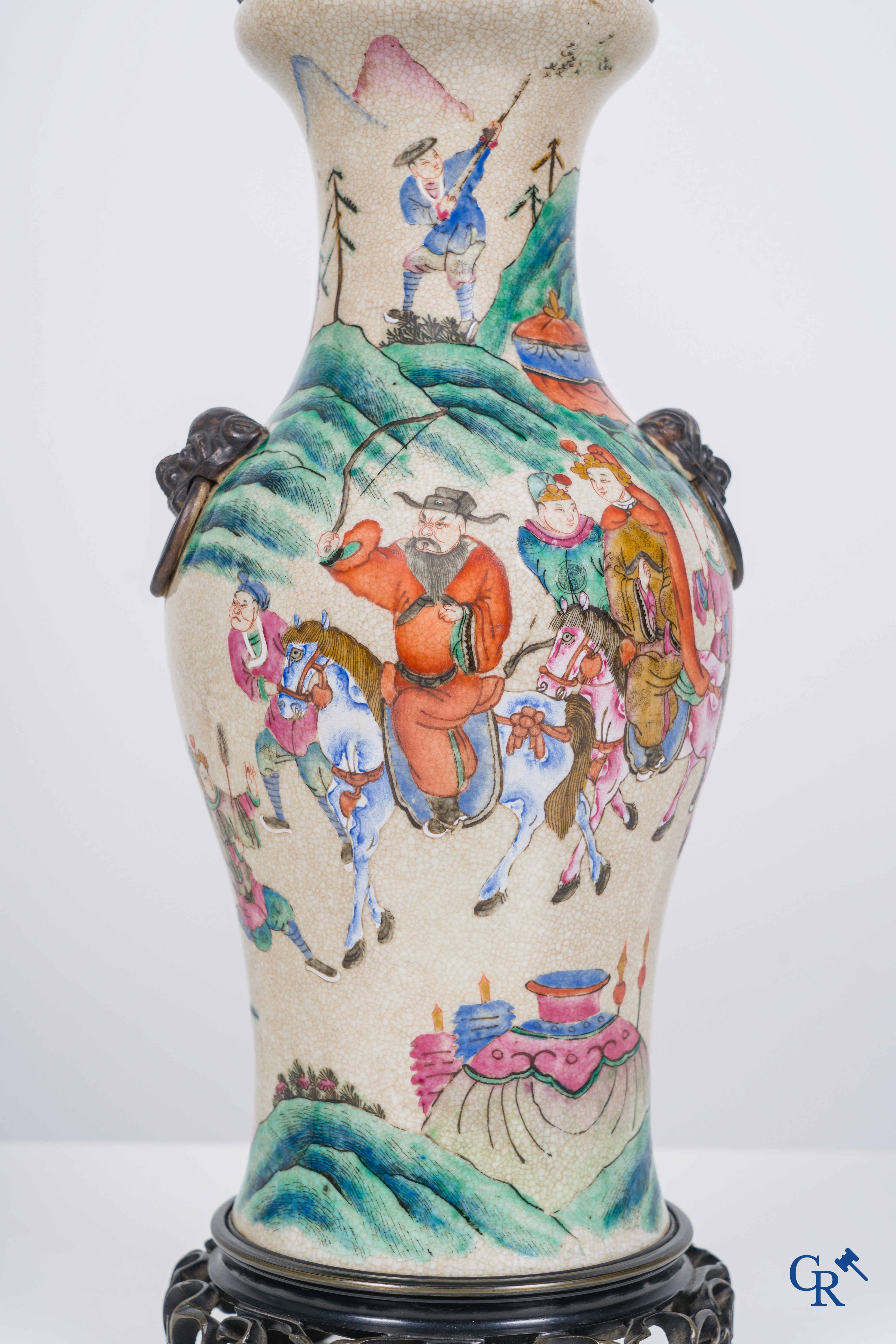 Art Asiatique: Porcelaine chinoise. Une paire de vases famille rose finement décorés dans des montures en bronze. 19ème siècle.