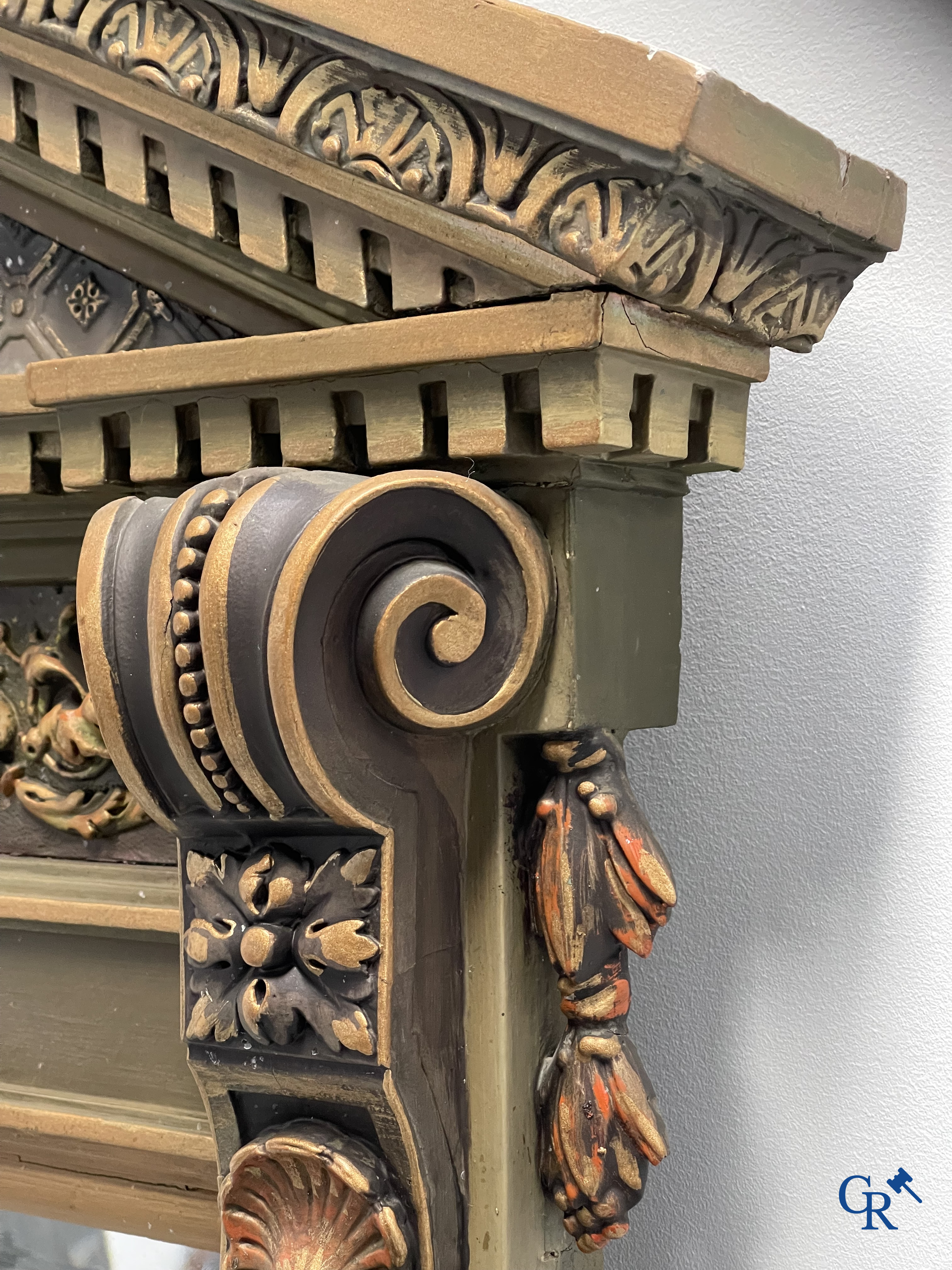 Un grand miroir de cheminée patiné avec un dragon. Vers 1900.