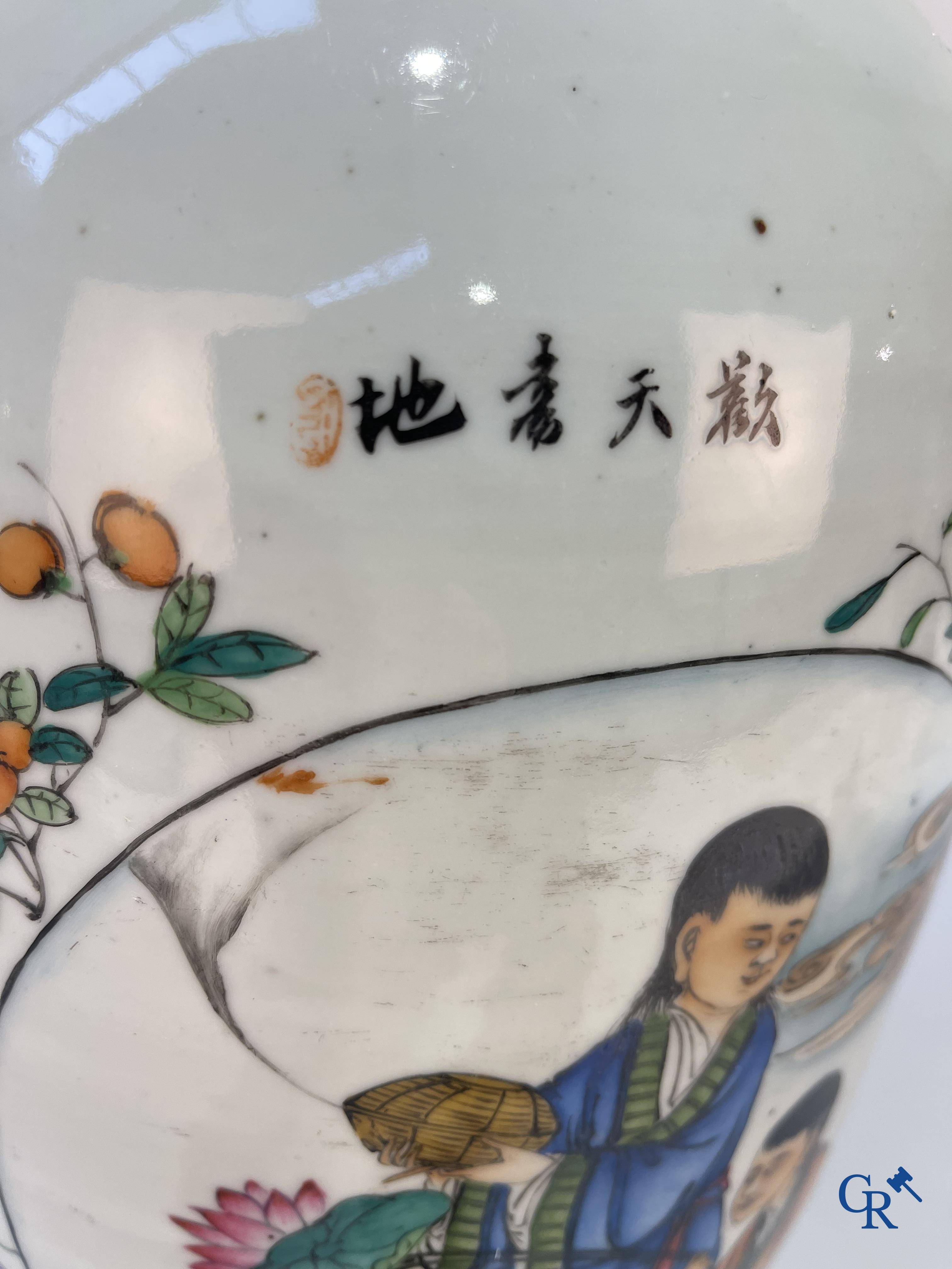 Aziatica, Chinees porselein, een Chinese dubbel decor vaas met hofscènes en kalligrafie. Republiek periode.