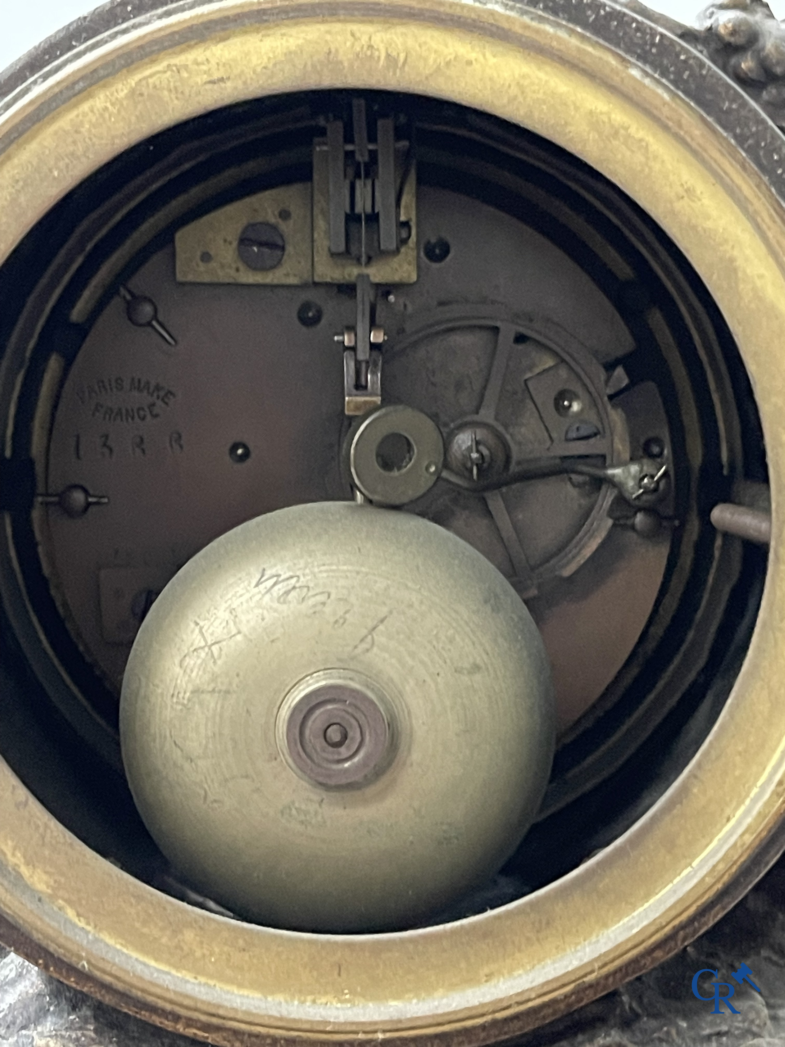 Louis & François Moreau (d'àprès). Grande garniture de cheminée 3 pièces en régule et marbre. Vers 1910.