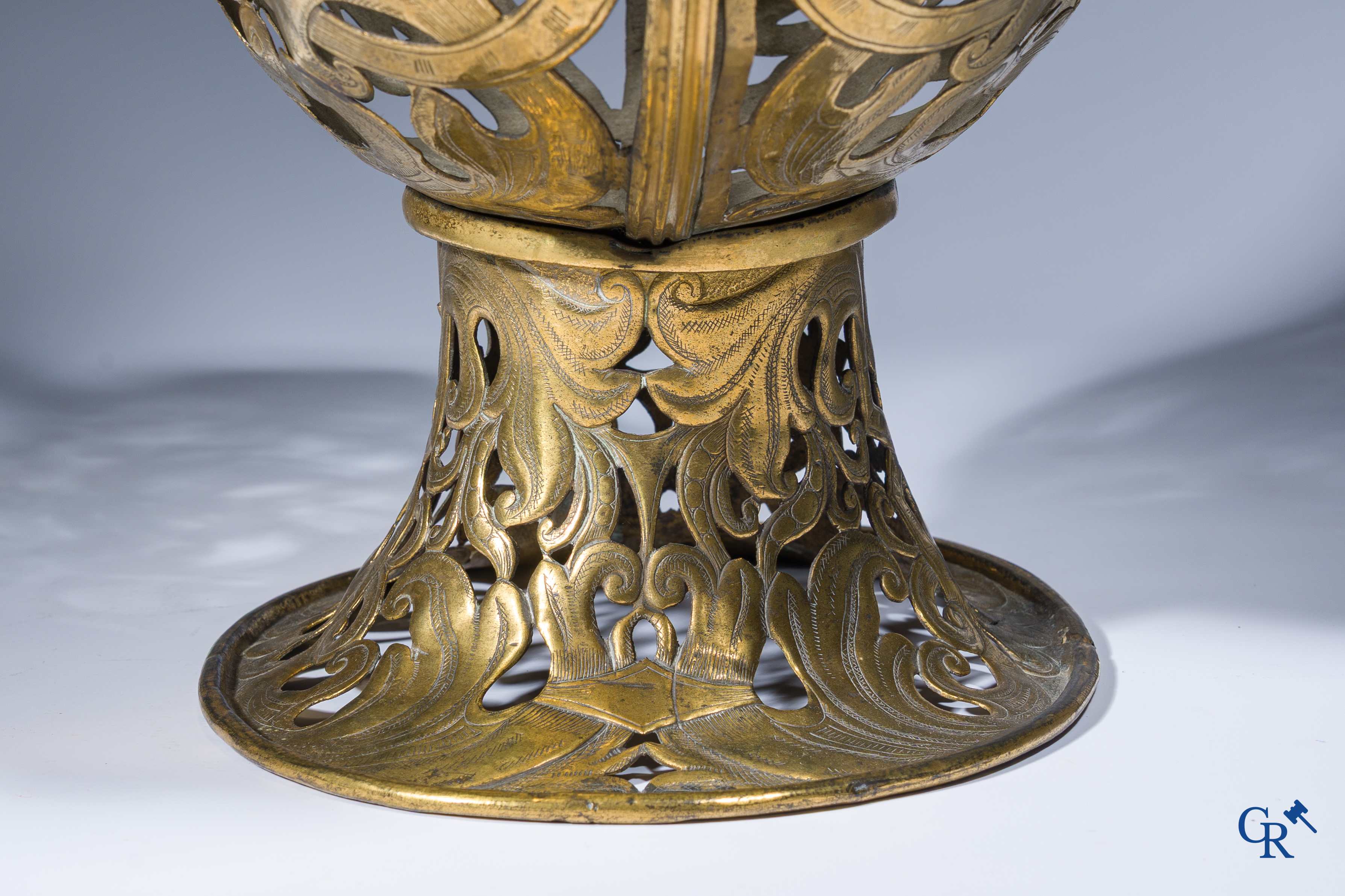 Een Venetiaanse pelgrimskalebas "Gourde de pelerin" in gegraveerd en verguld koper. Eind XVIe - Begin XVIIe eeuw.