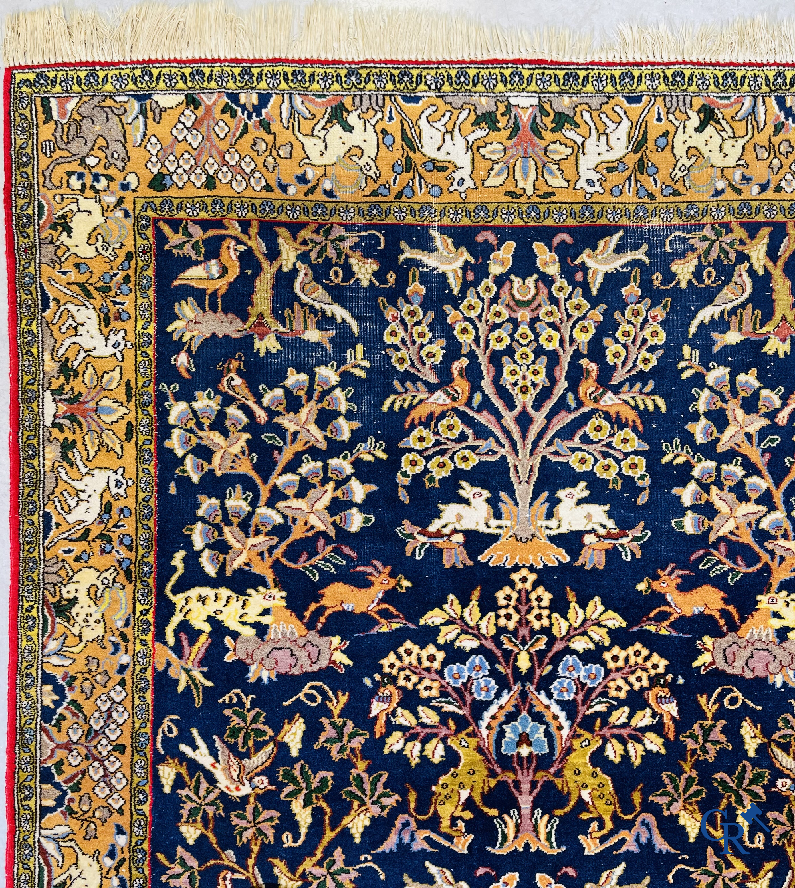 Tapis d'orient: Iran, tapis persan noué à la main avec un décor d'animaux de la forêt.