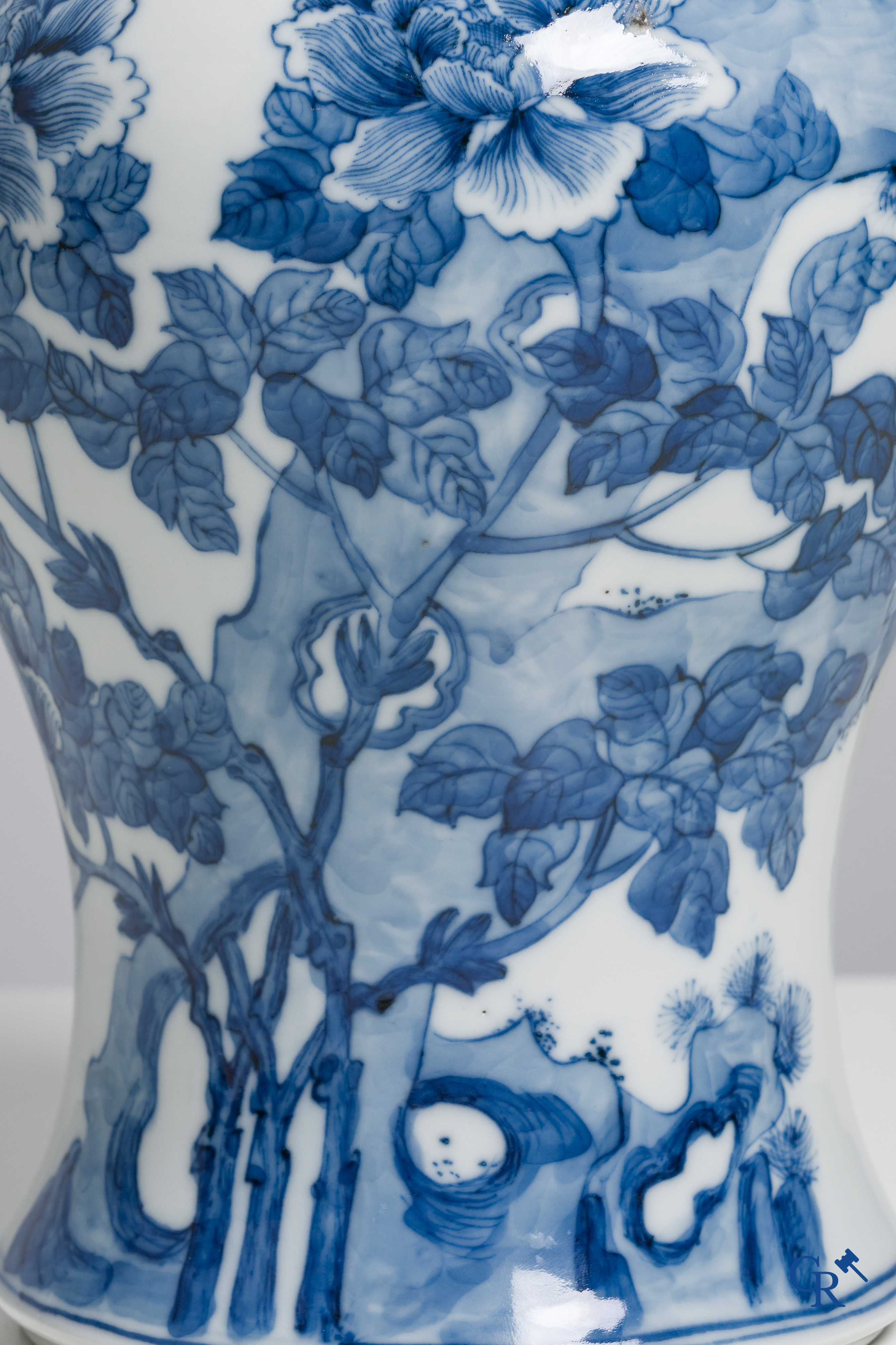 Art Asiatique, porcelaine chinoise, un vase yen yen bleu blanc avec des oiseaux et des fleurs. Kangxi mark.