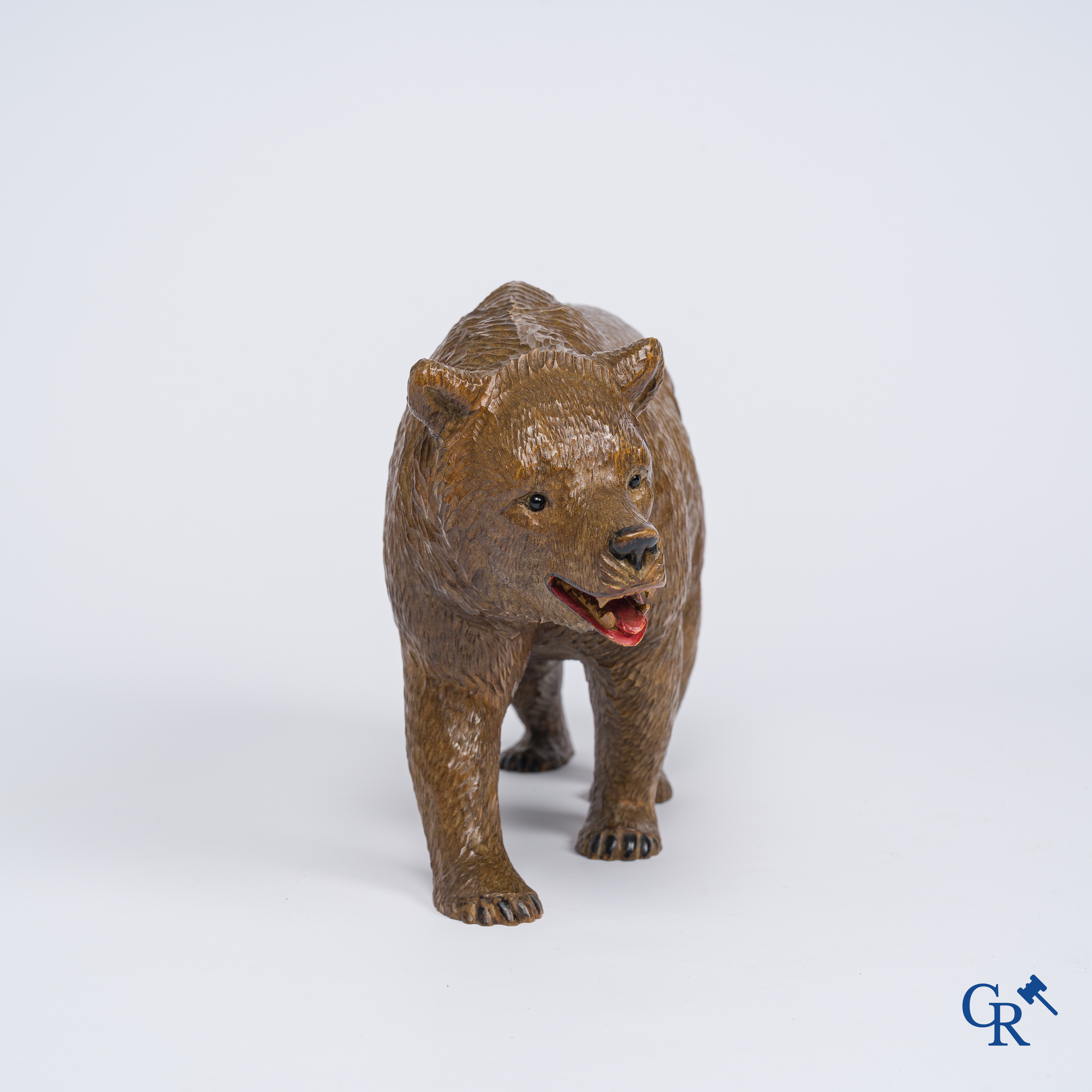 Forêt Noire. Un ours en bois sculpté. 