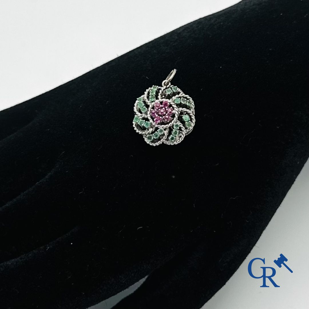 Jewellery: Pendant in white gold 18K (750°/00) set with ruby and emerald.