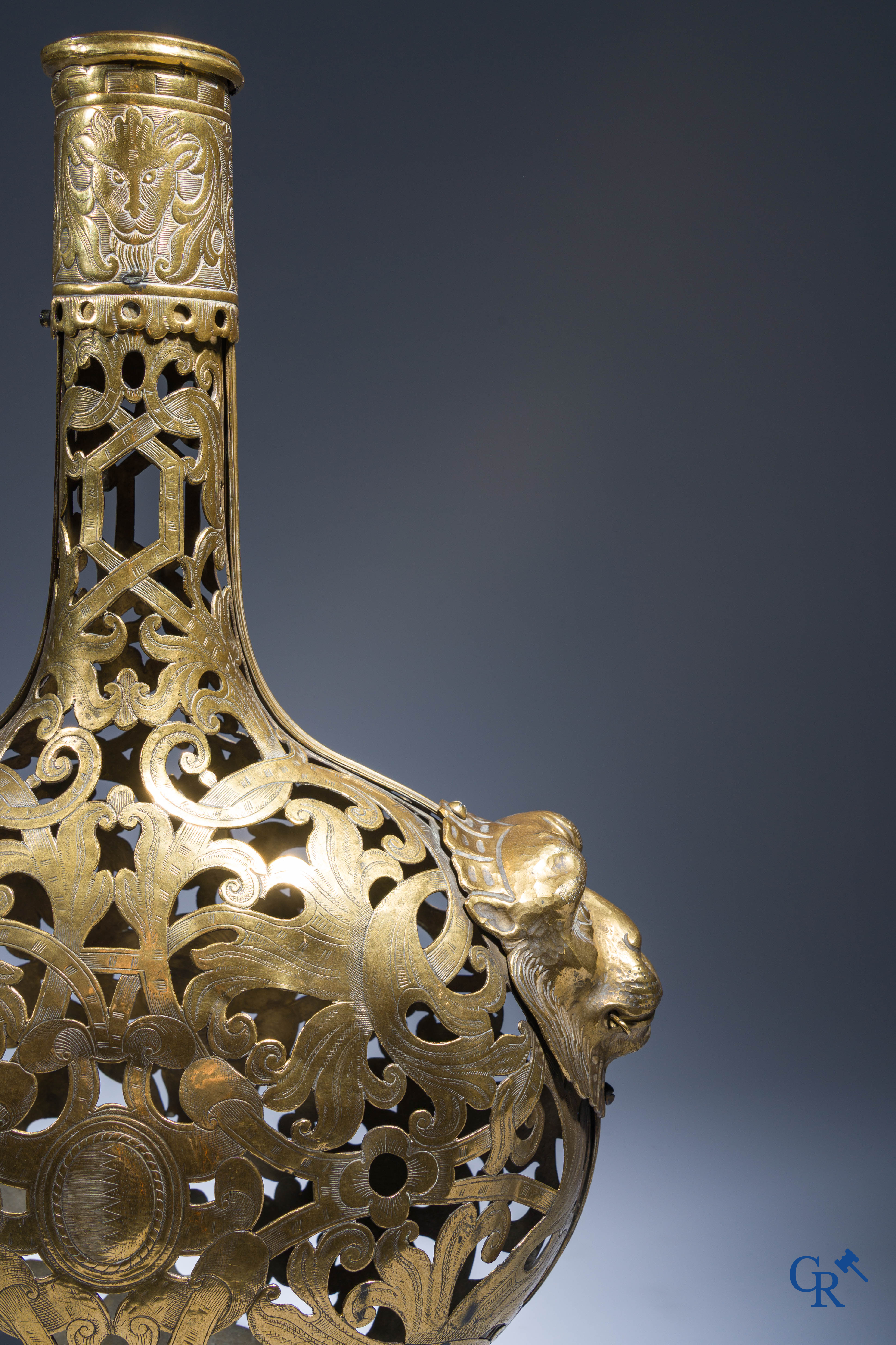 Een Venetiaanse pelgrimskalebas "Gourde de pelerin" in gegraveerd en verguld koper. Eind XVIe - Begin XVIIe eeuw.