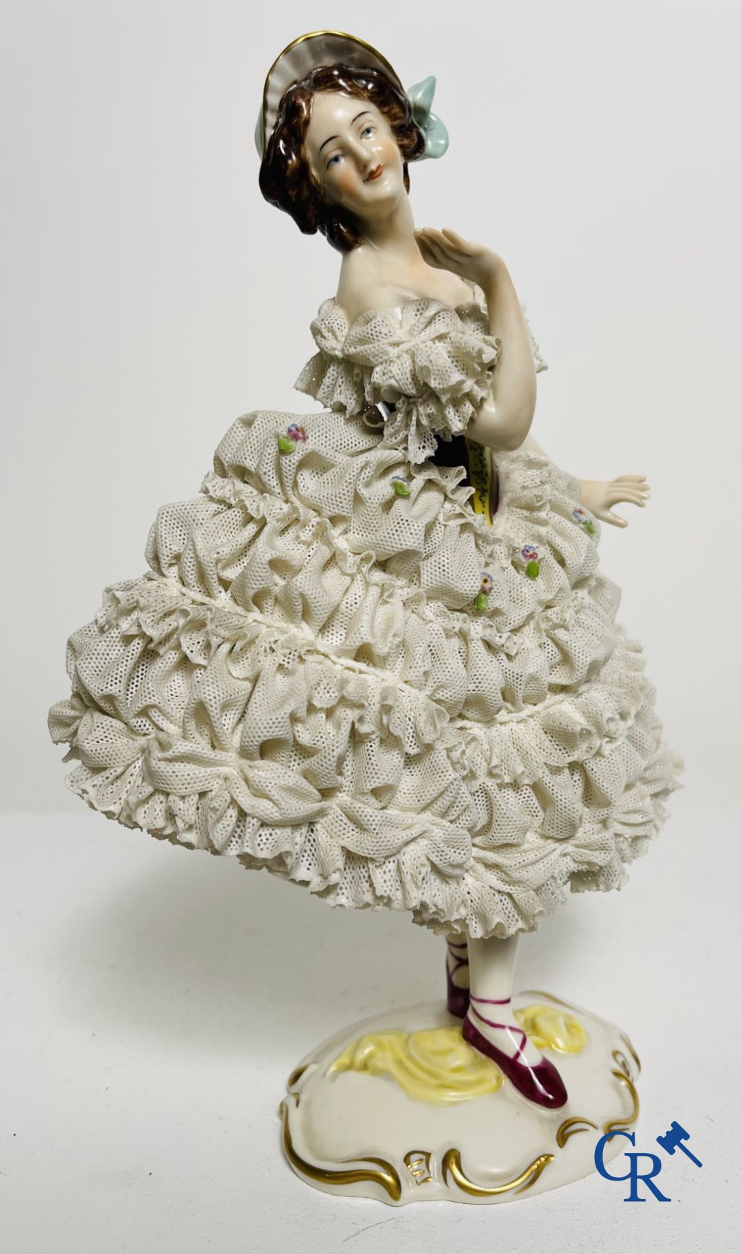 Volkstedt Rudolstadt: Voorstelling van een danseres in dentelle. (lace porcelain)