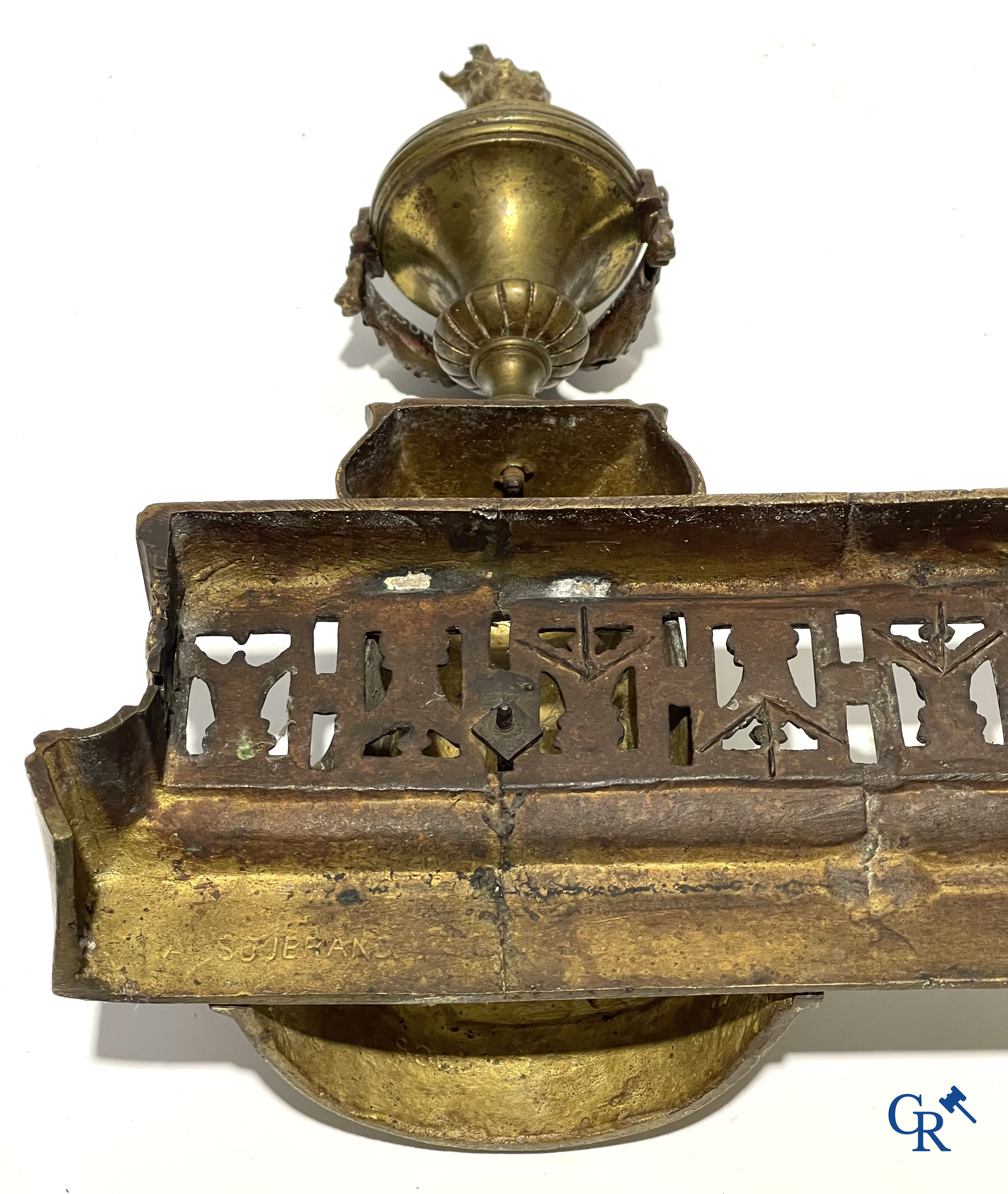 A lot of an imposing chandelier with 12 light points, a lamp belge with bronze frame and a fireplace piece.