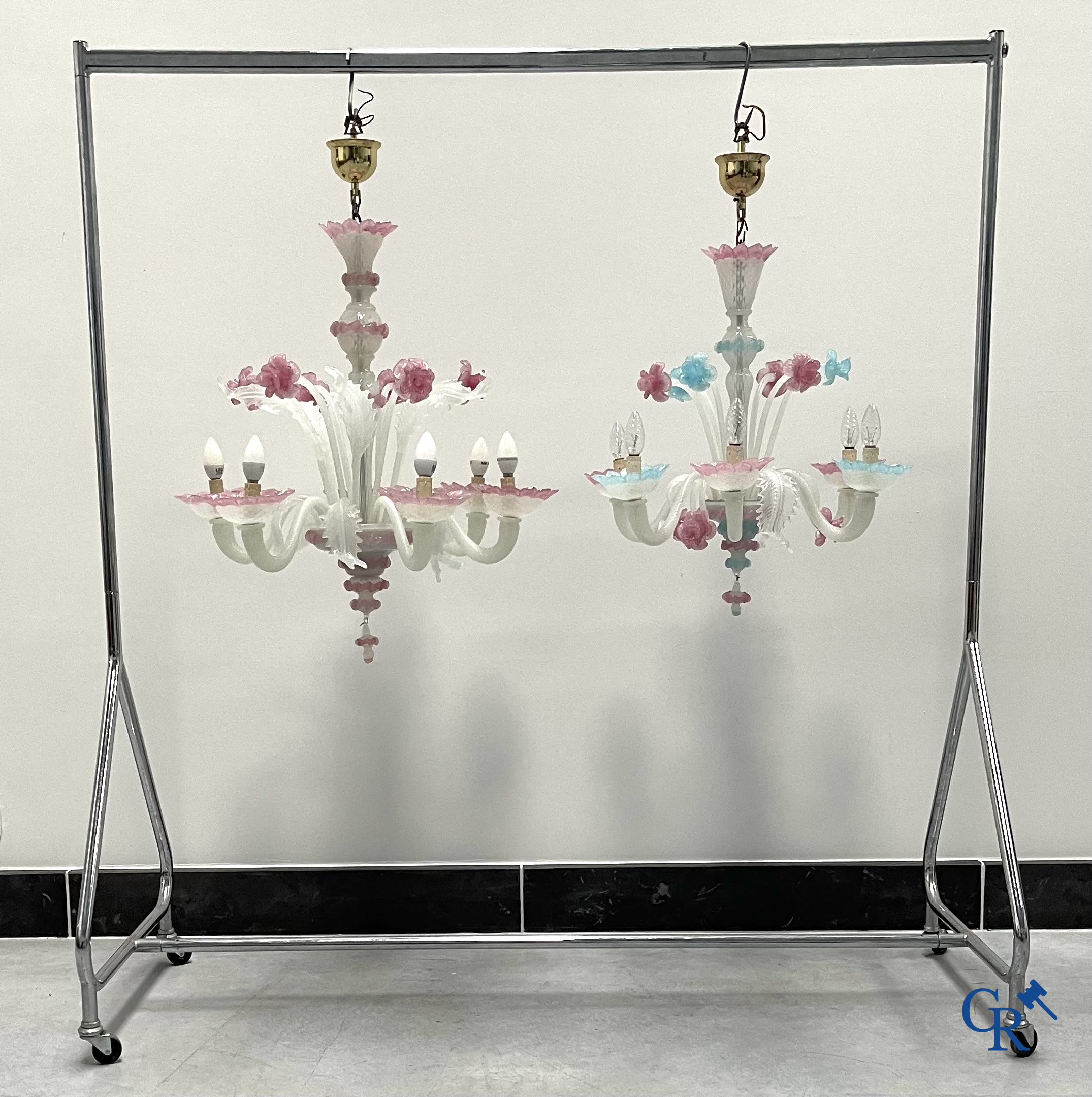 2 grands lustres vénitiens.