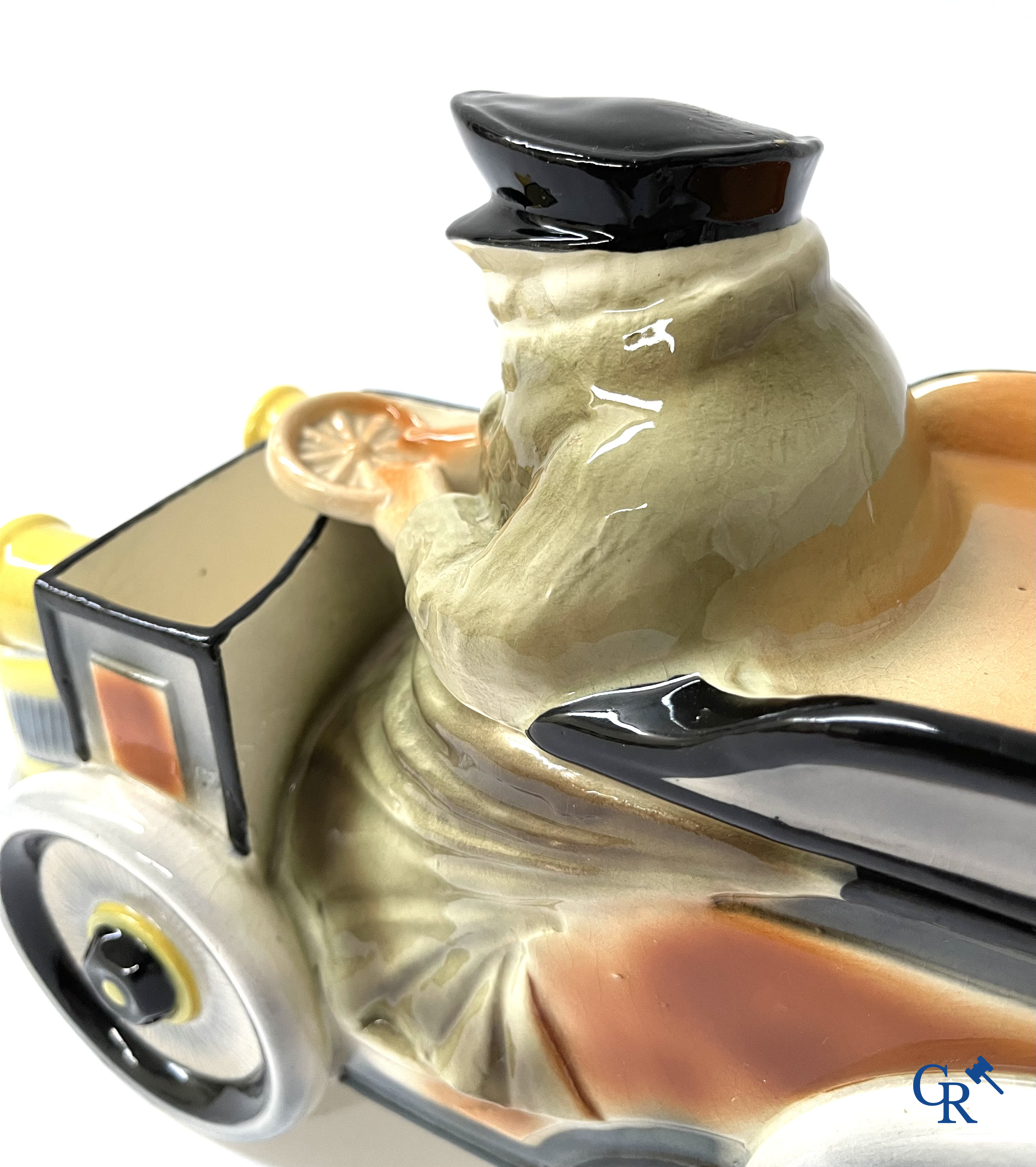 Faïencerie Fives Lille. L'Automobiliste, een grote tabakspot in de vorm van een automobilist. Circa 1910.