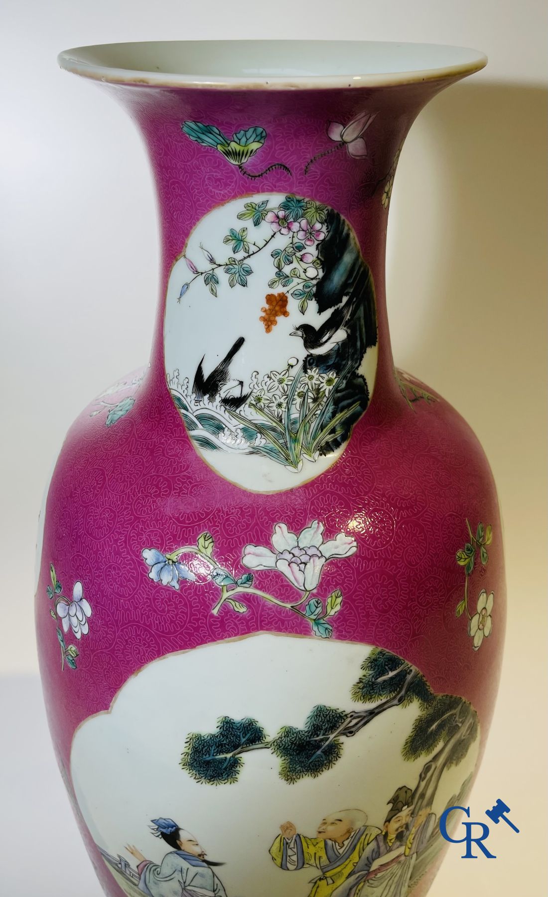 Porcelaine chinoise: Un vase chinois famille rose décoré sur un fond rouge rubis en technique sgraffito.