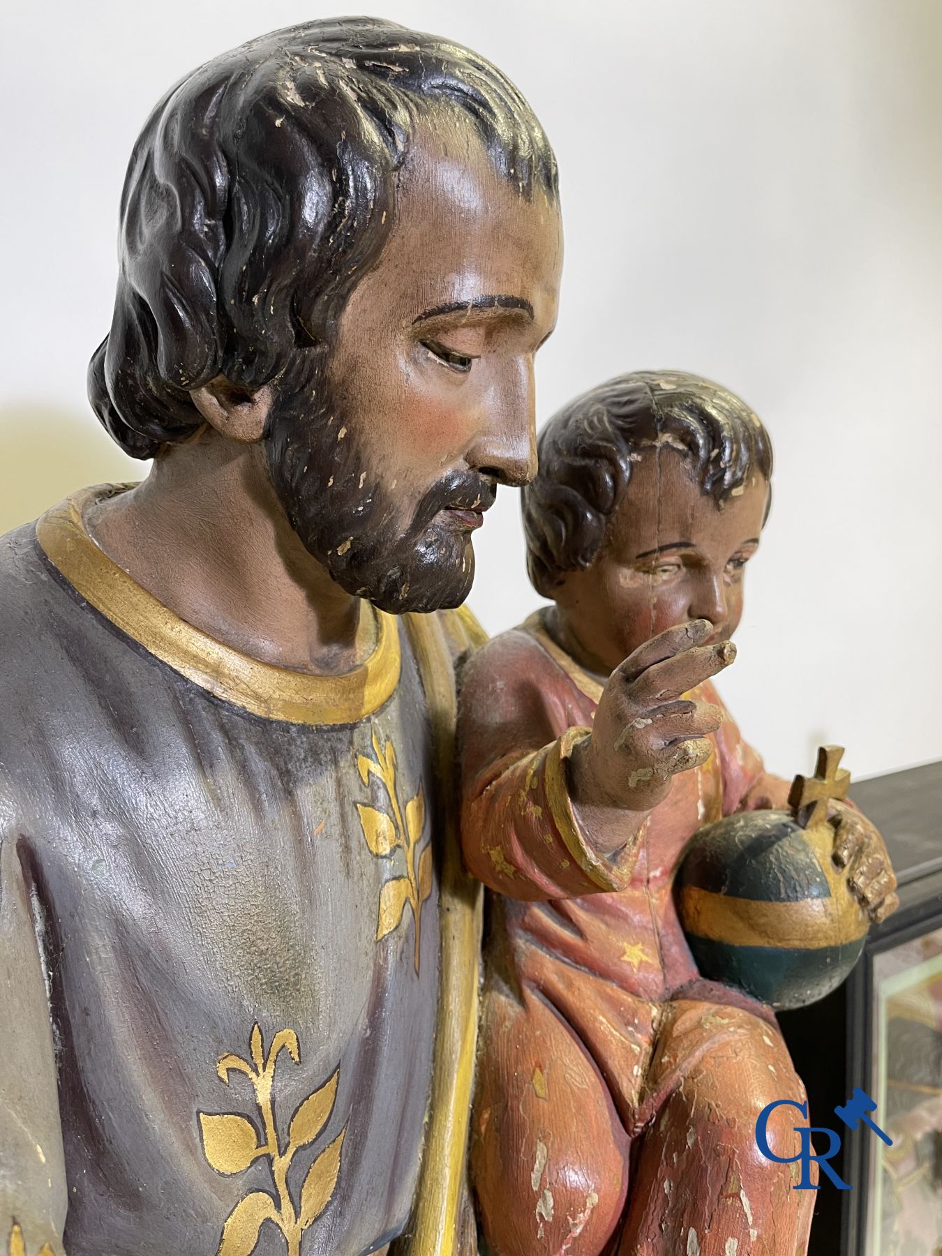 Une statue en bois du 19ème siècle et une vitrine en bois avec une représentation en plâtre d'une Vierge à l'enfant.