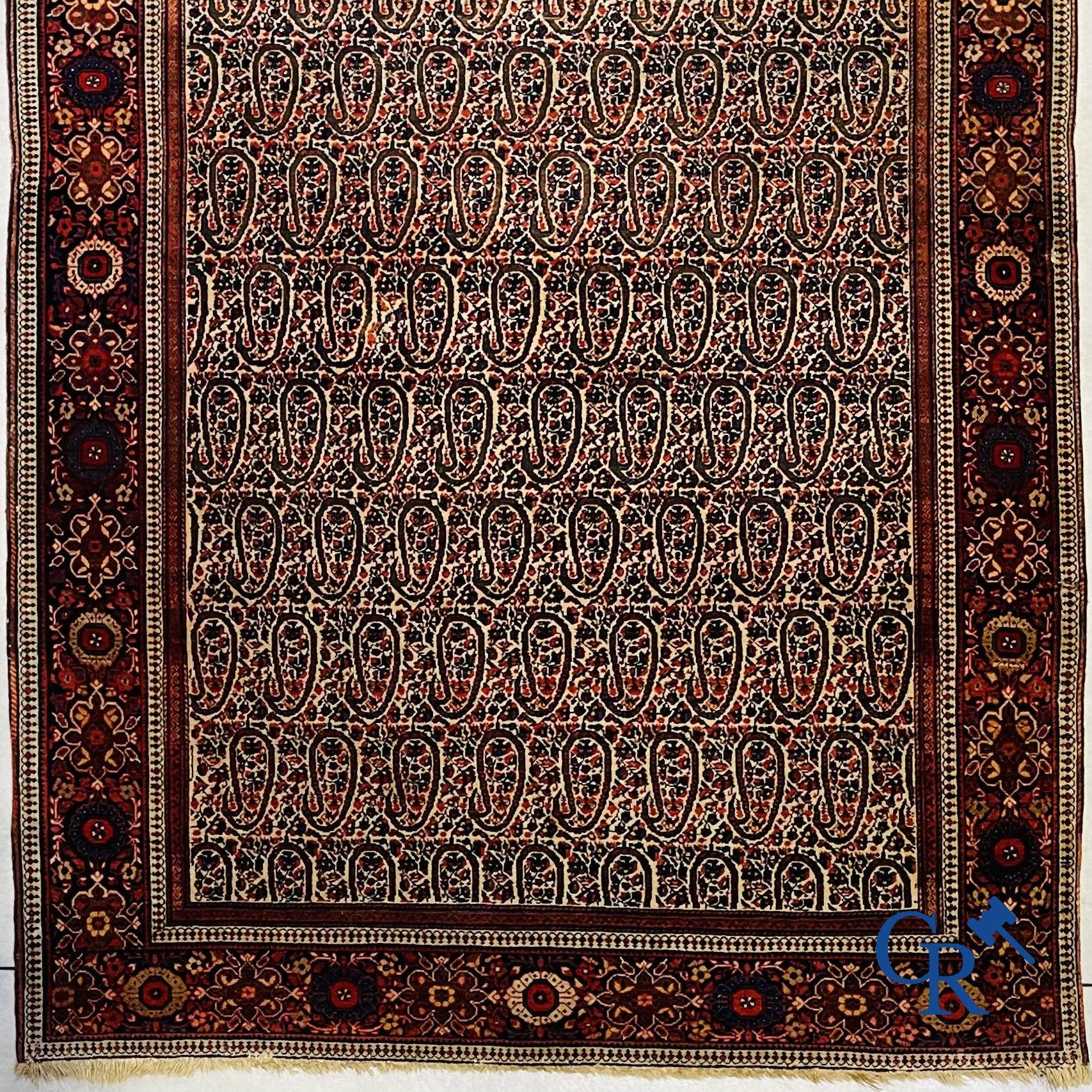 Tapis: Tapis oriental ancien.