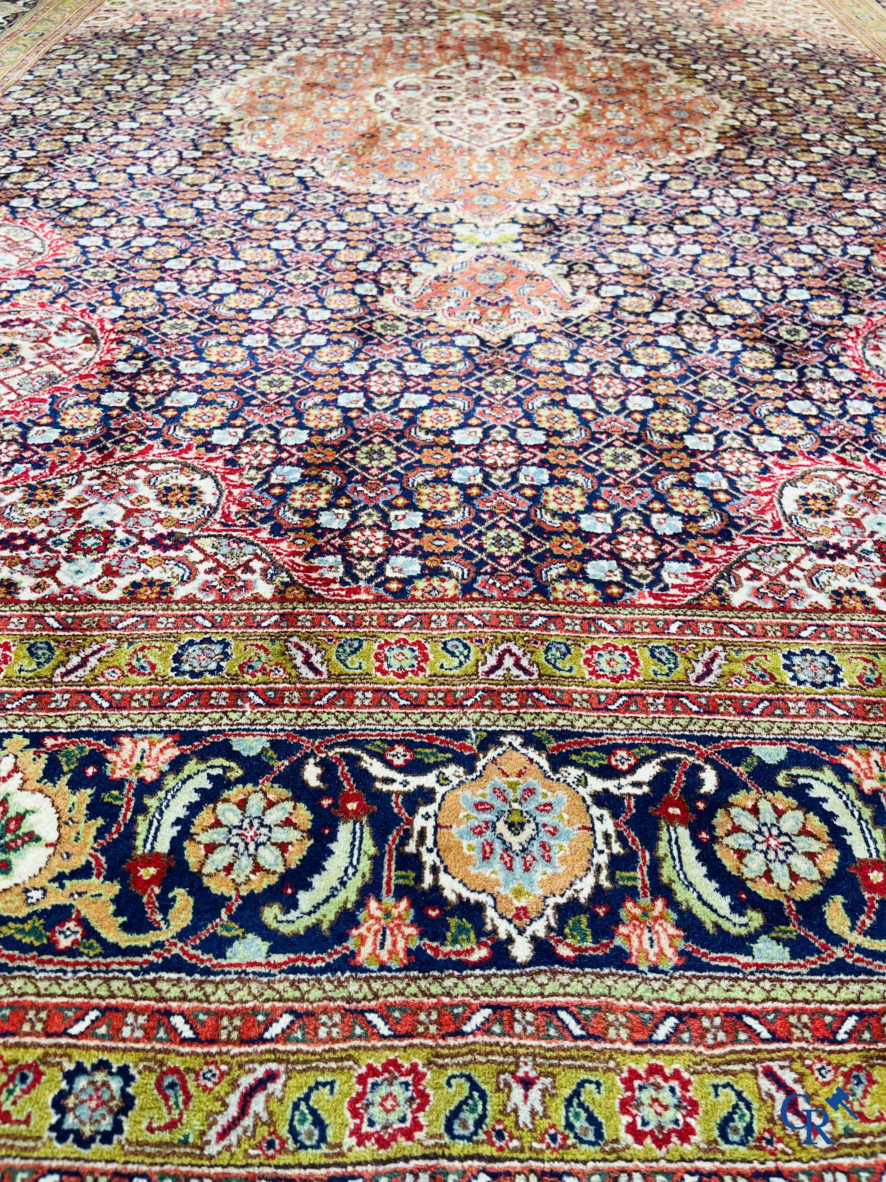 Tapis d'Orient: Tabriz, Iran. Grand tapis persan noué à la main.