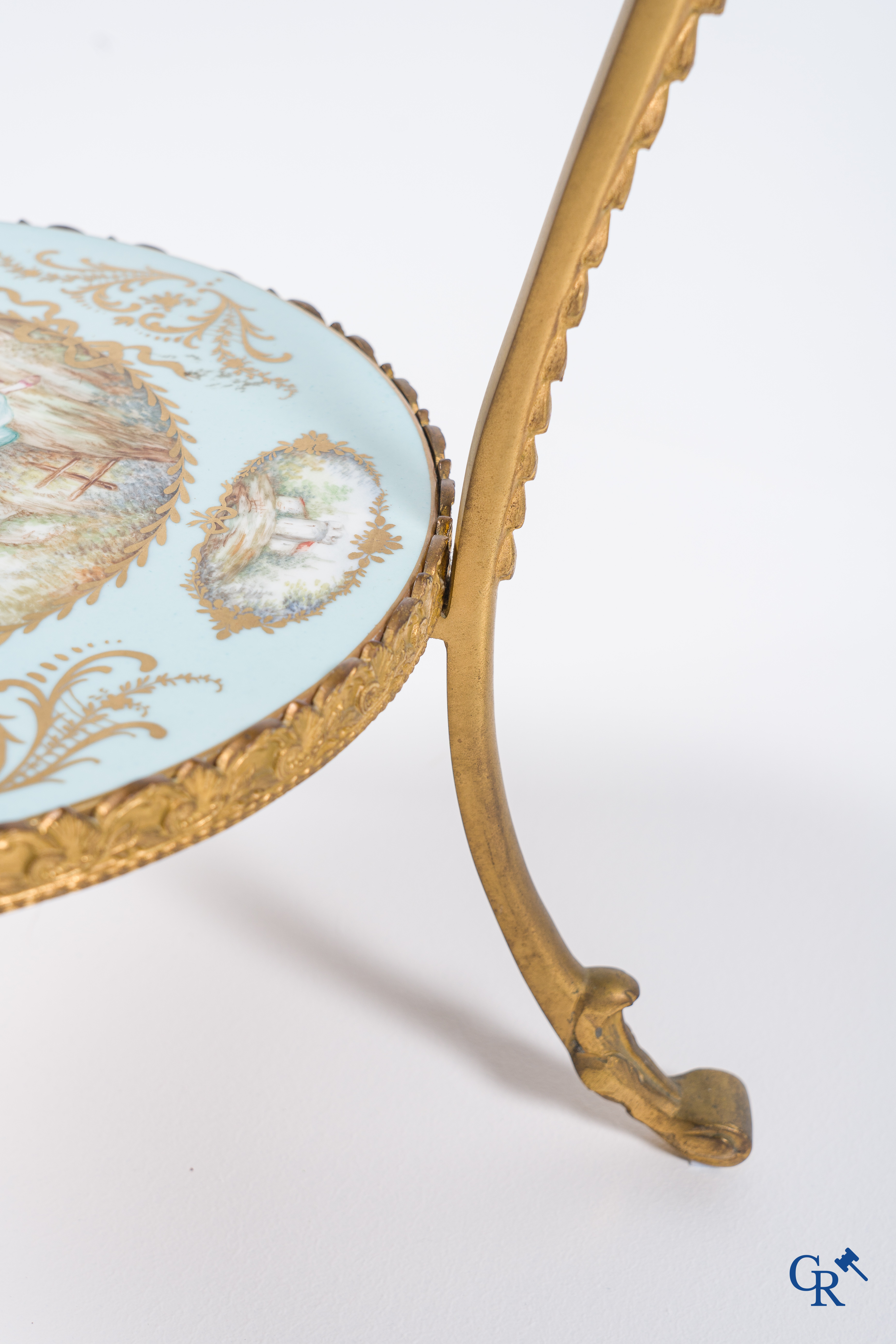 Porcelaine européenne: Limoges dans le goût de Sèvres. Table basse ronde en bronze et porcelaine signée M. Lebret.