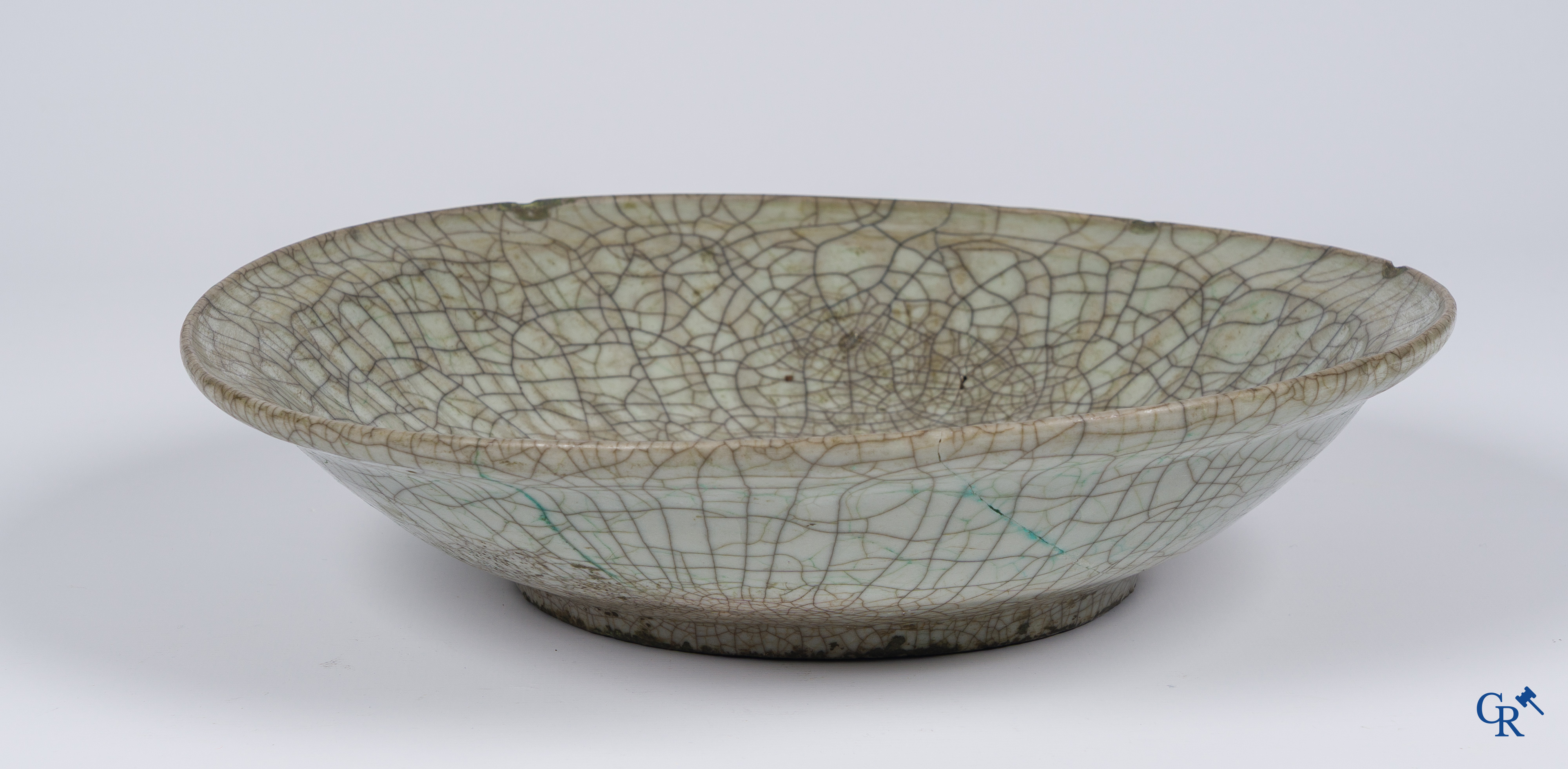 Aziatica, Chinees porselein. Een grote antieke Chinese geyao craquelé schotel in geglazuurde keramiek.