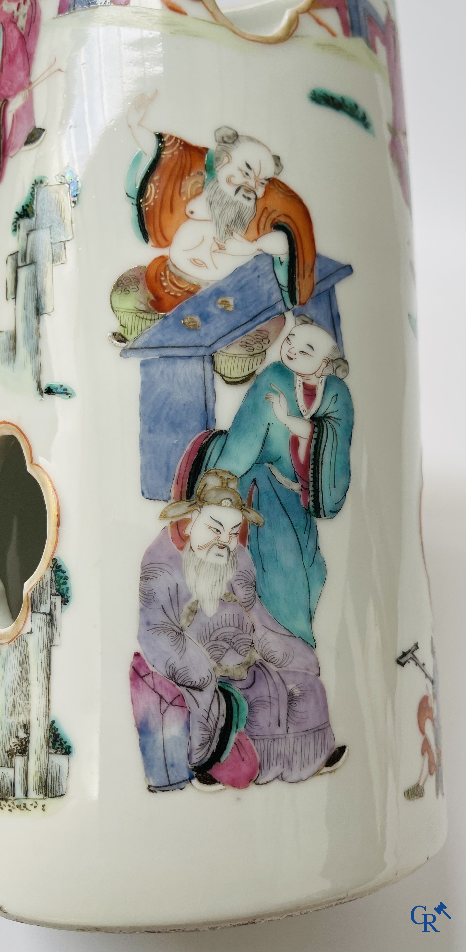 Aziatica, Chinees porselein. Een Chinese famille rose hoeden staander. Gemerkt. 19de eeuw.