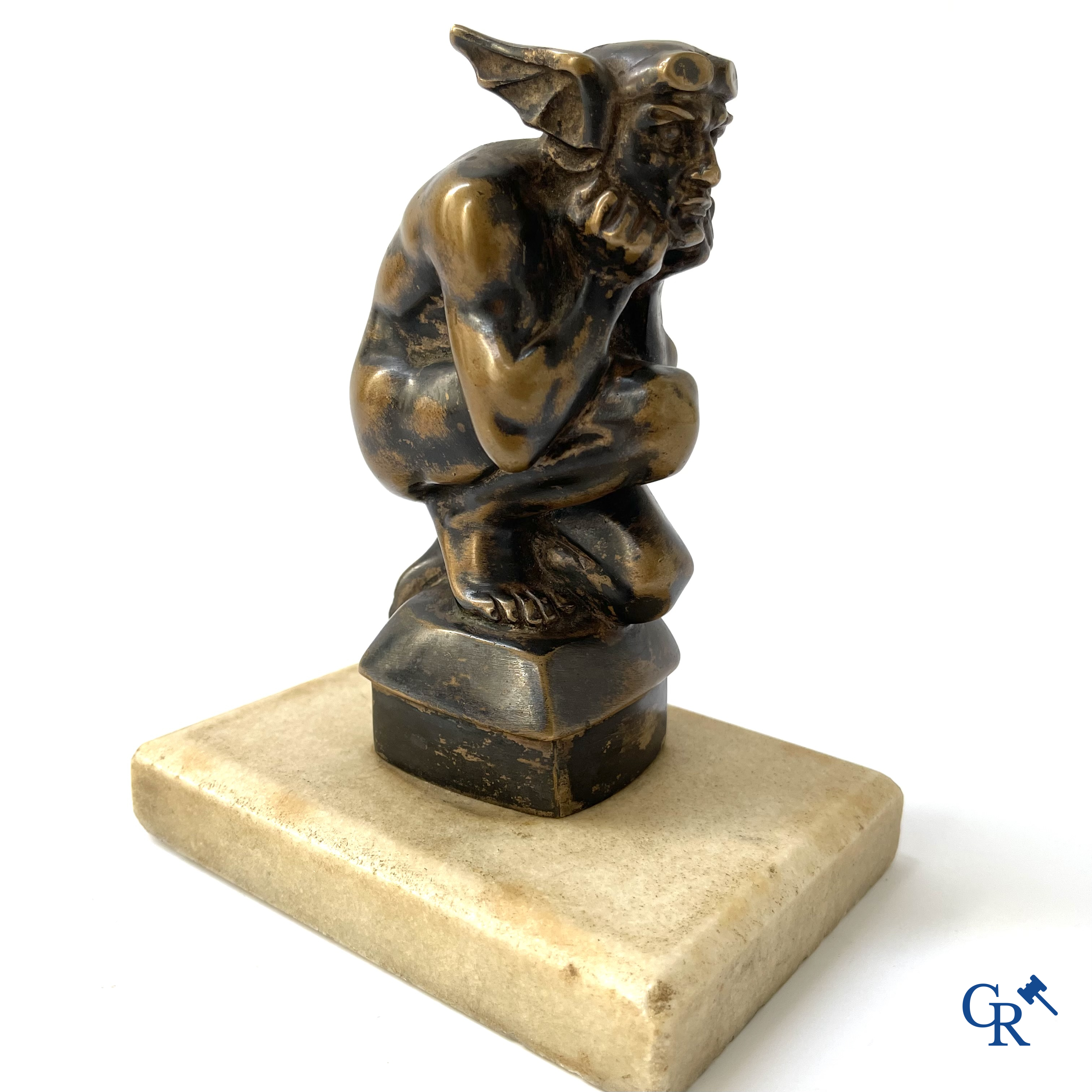 Automobilia, Een originele fijn geciseleerde bronzen auto mascotte naar een model van Gustave Poitvin. circa 1930.