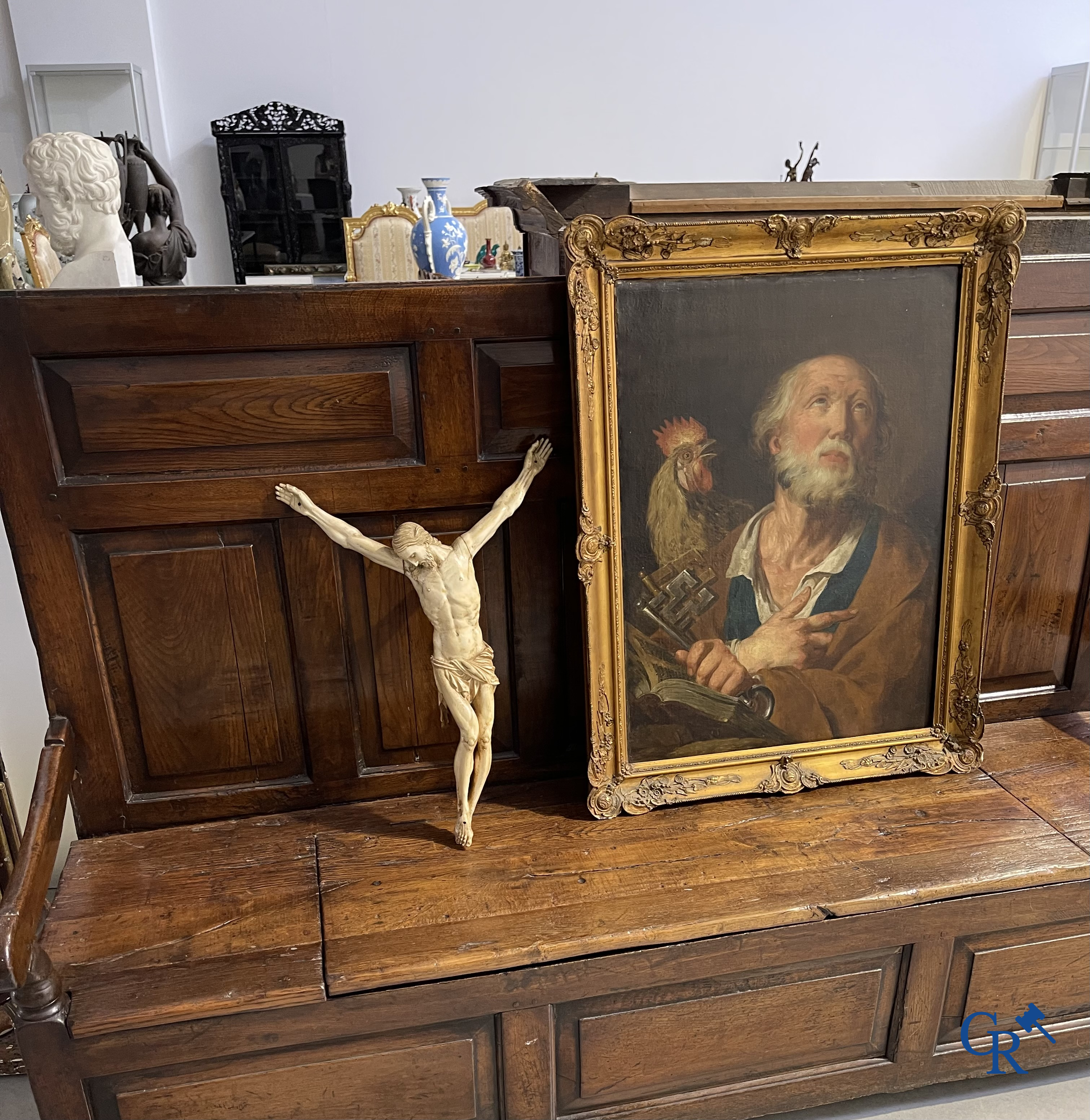 Religieuze objecten, een grote corpus in gesneden ivoor. Europees werk. 18e-19e eeuw.