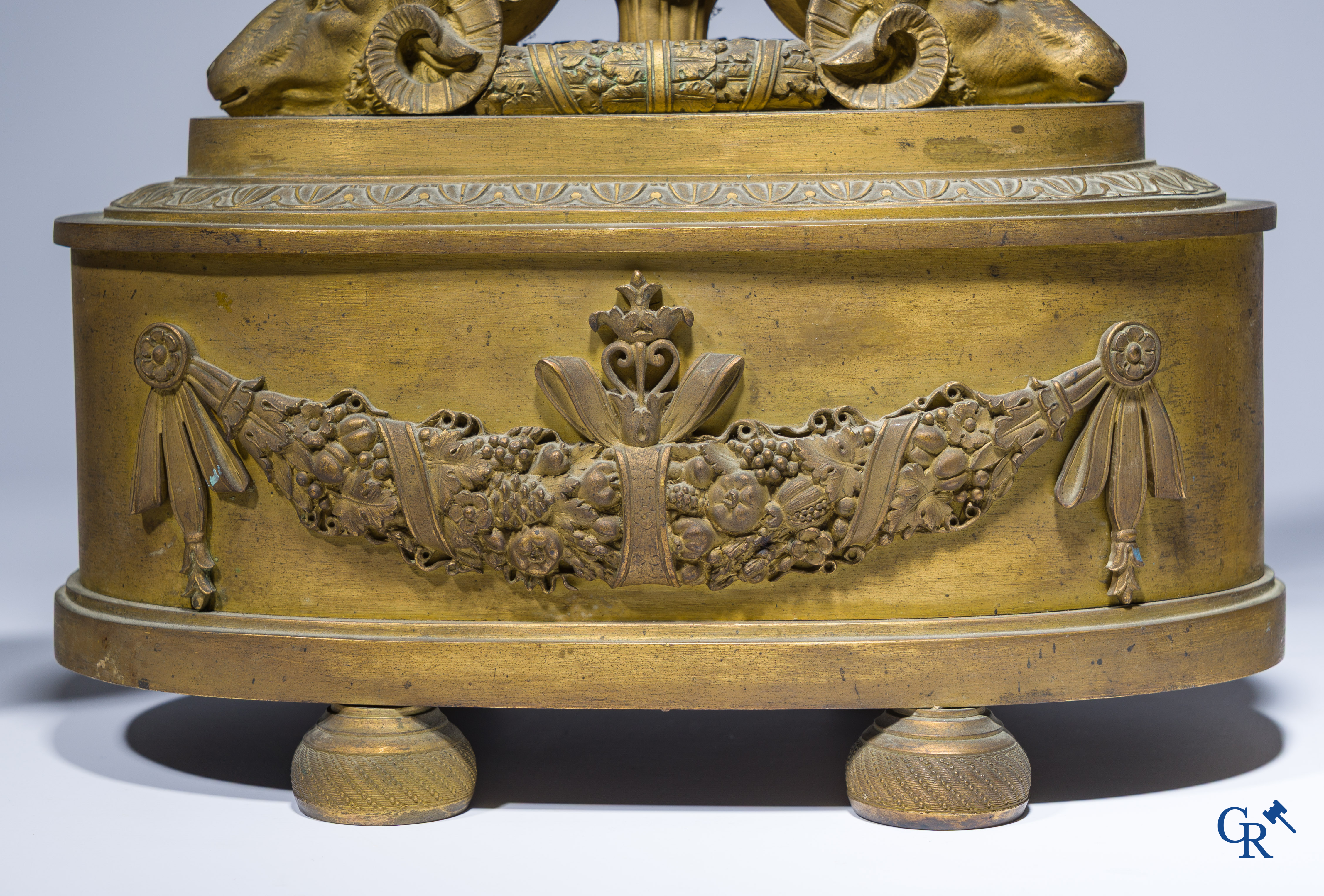 Empire tijdperk, een 3-delige fijn geciseleerde garnituur met cassolettes, Frankrijk circa 1810.