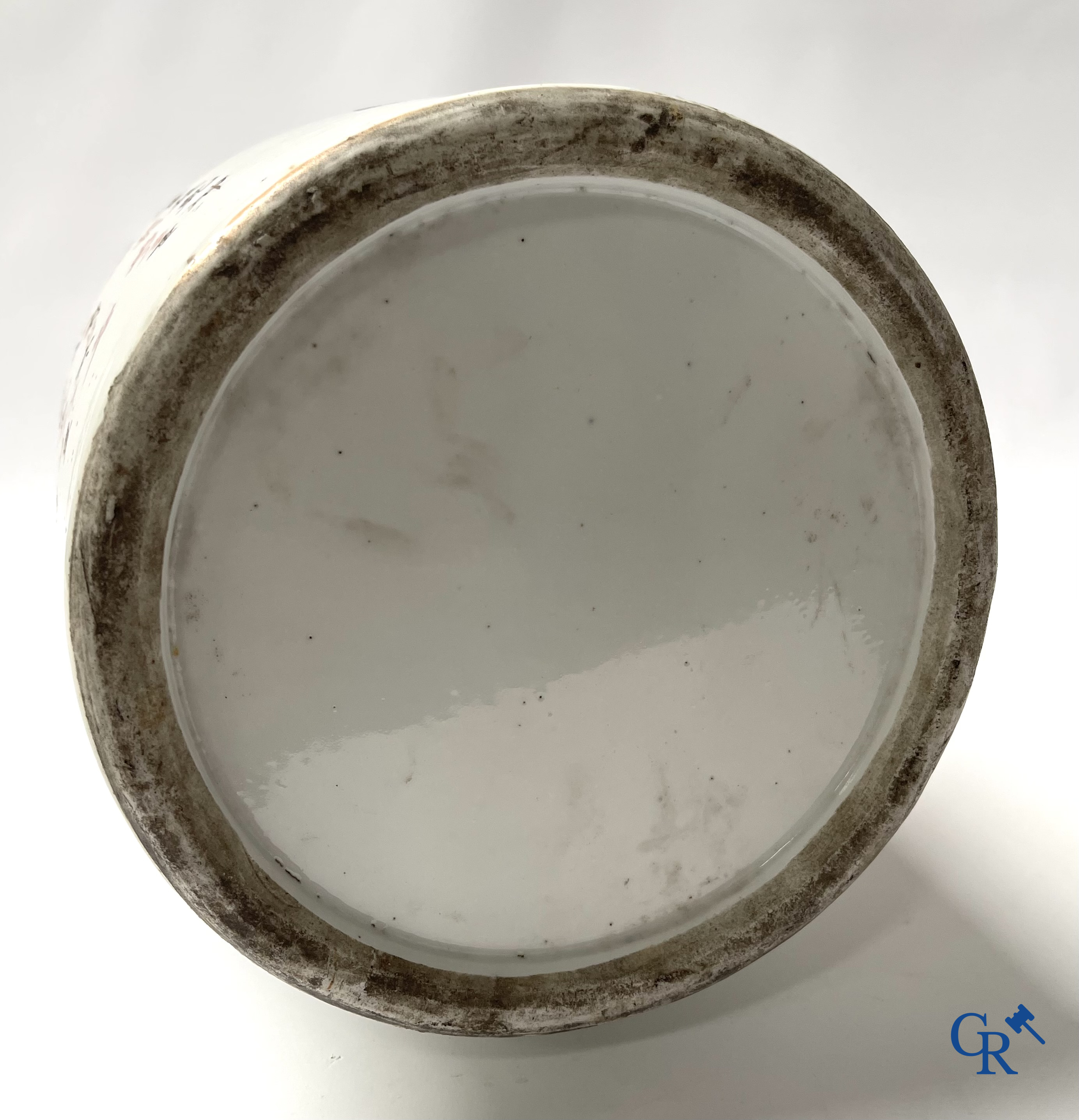 Aziatica, 2 Chinese famille rose vazen gedecoreerd met antiquiteiten en een kalligrafische tekst. 19e eeuw.