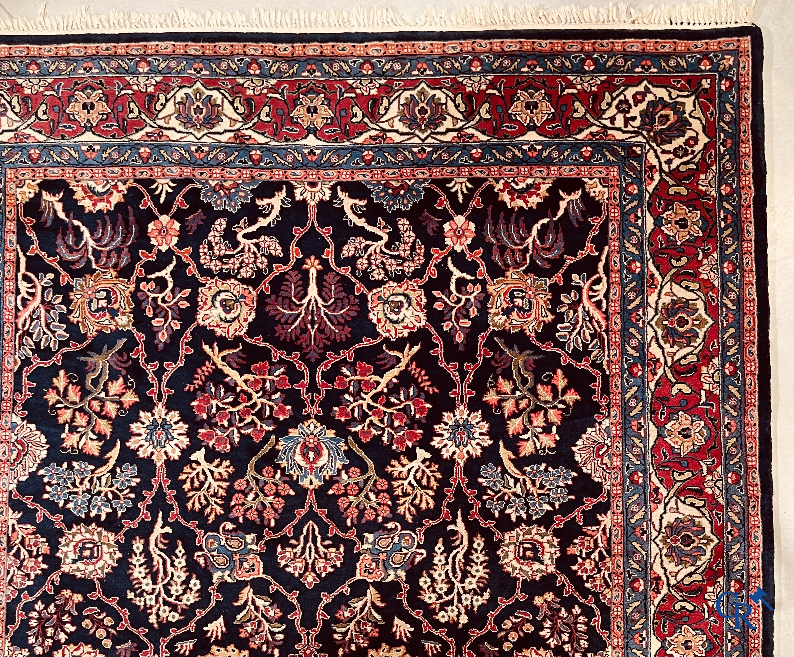 Tapis d'Orient. Iran. Grand tapis persan noué à la main avec un décor floral.