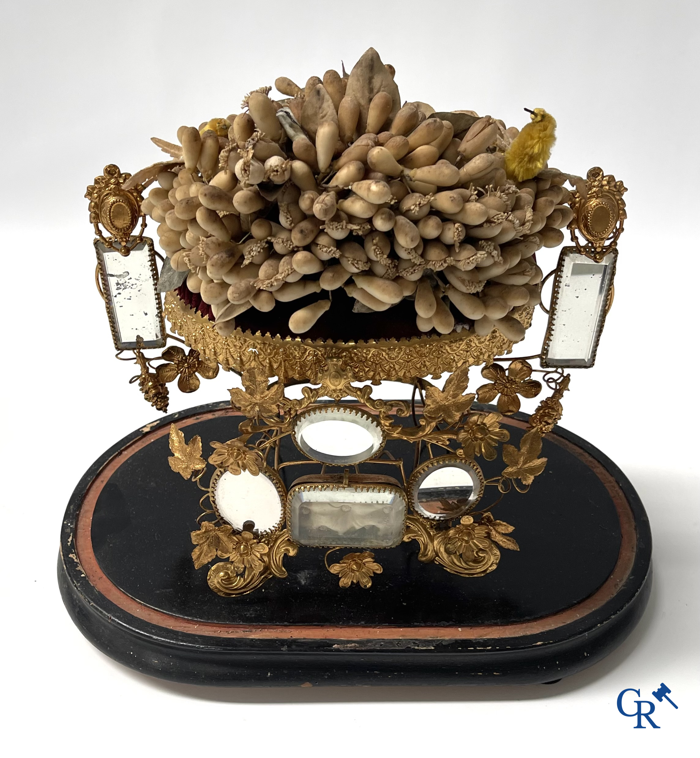 Beautiful globe with bridal bouquet and integrated jewellery box. Mirrors and gold-plated brass. Circa 1900.