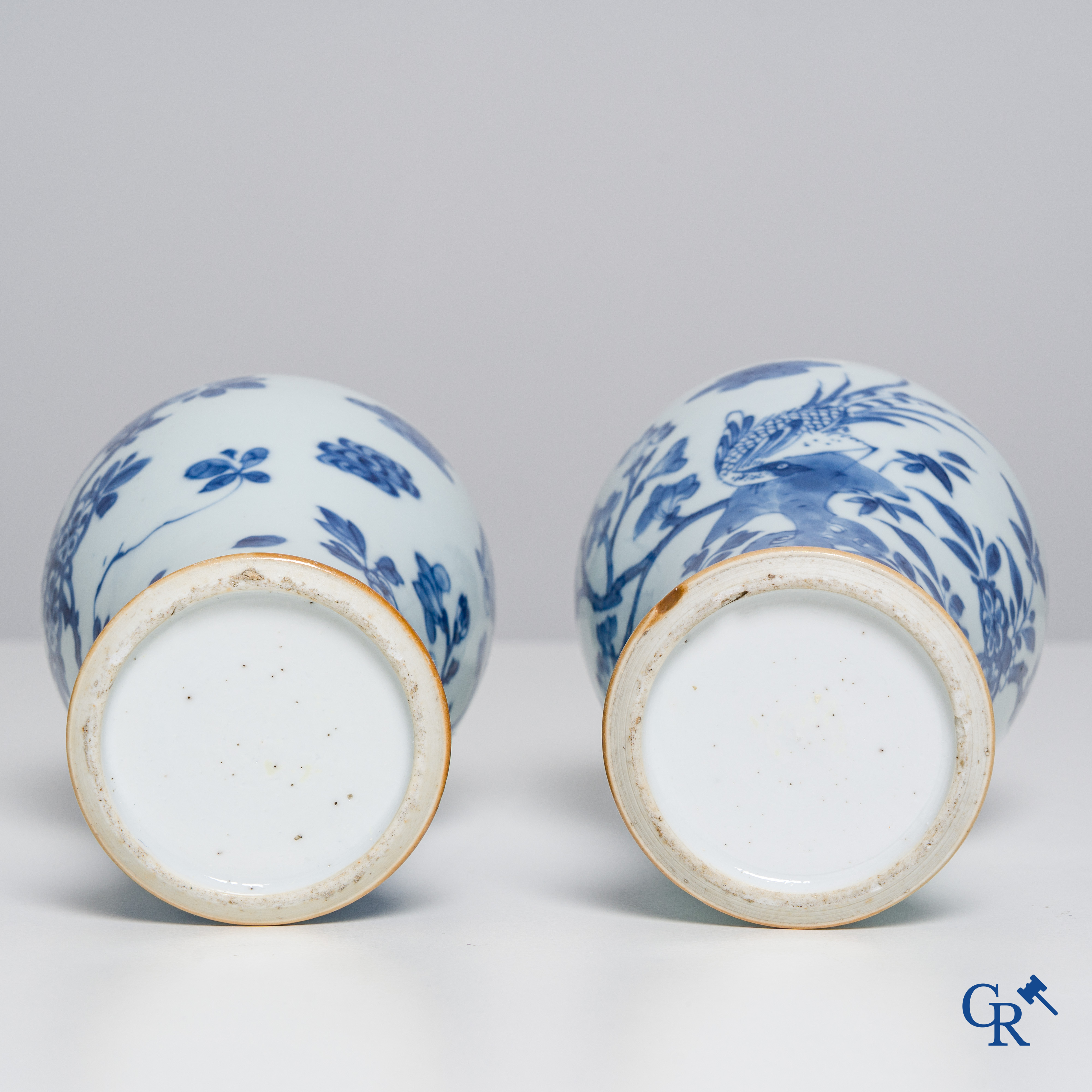 Asian Art: Chinese porcelain, 5 pieces of blue and white porcelain. 18th century.