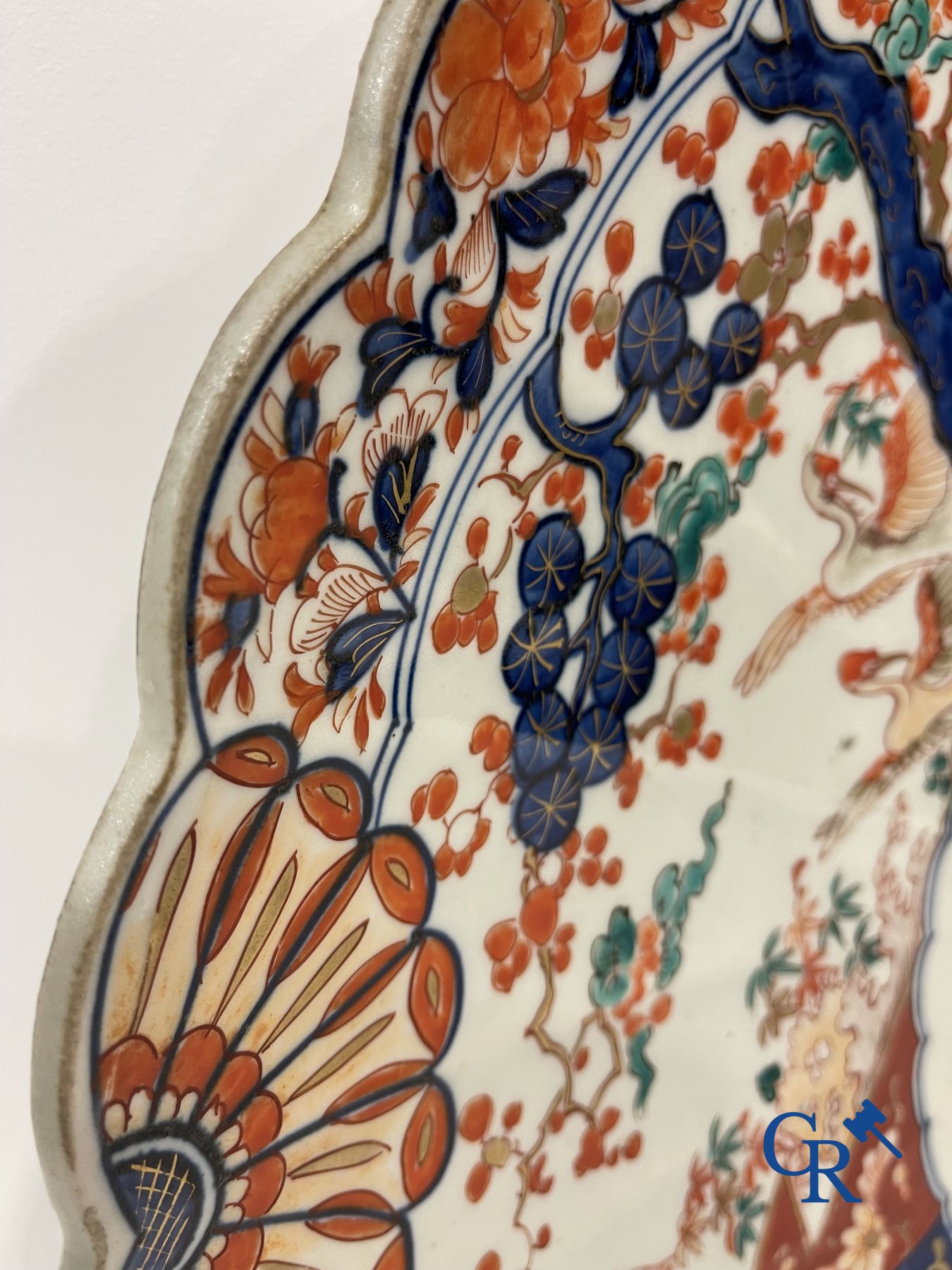 Asian Art: An imposing dish in imari porcelain. 19th century.