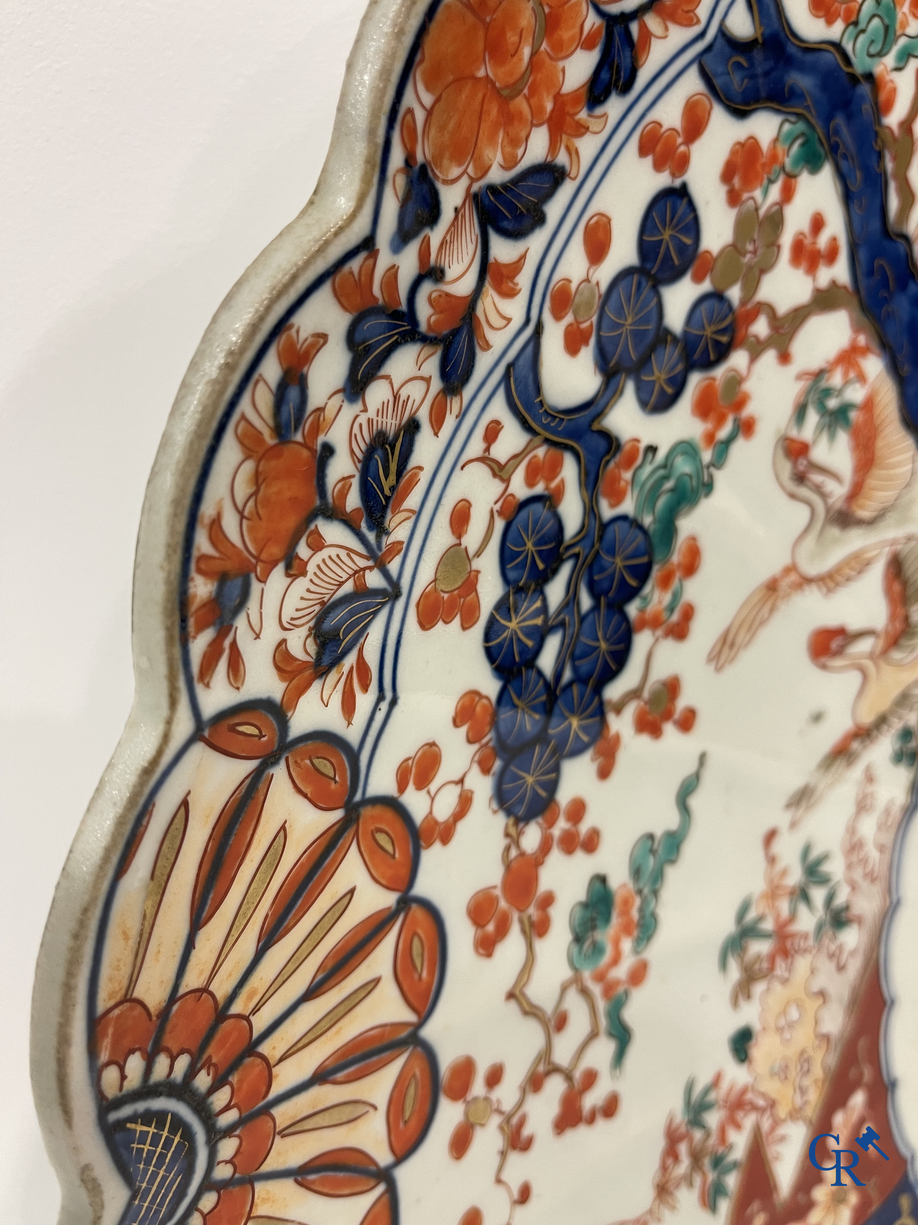 Asian Art: An imposing dish in imari porcelain. 19th century.