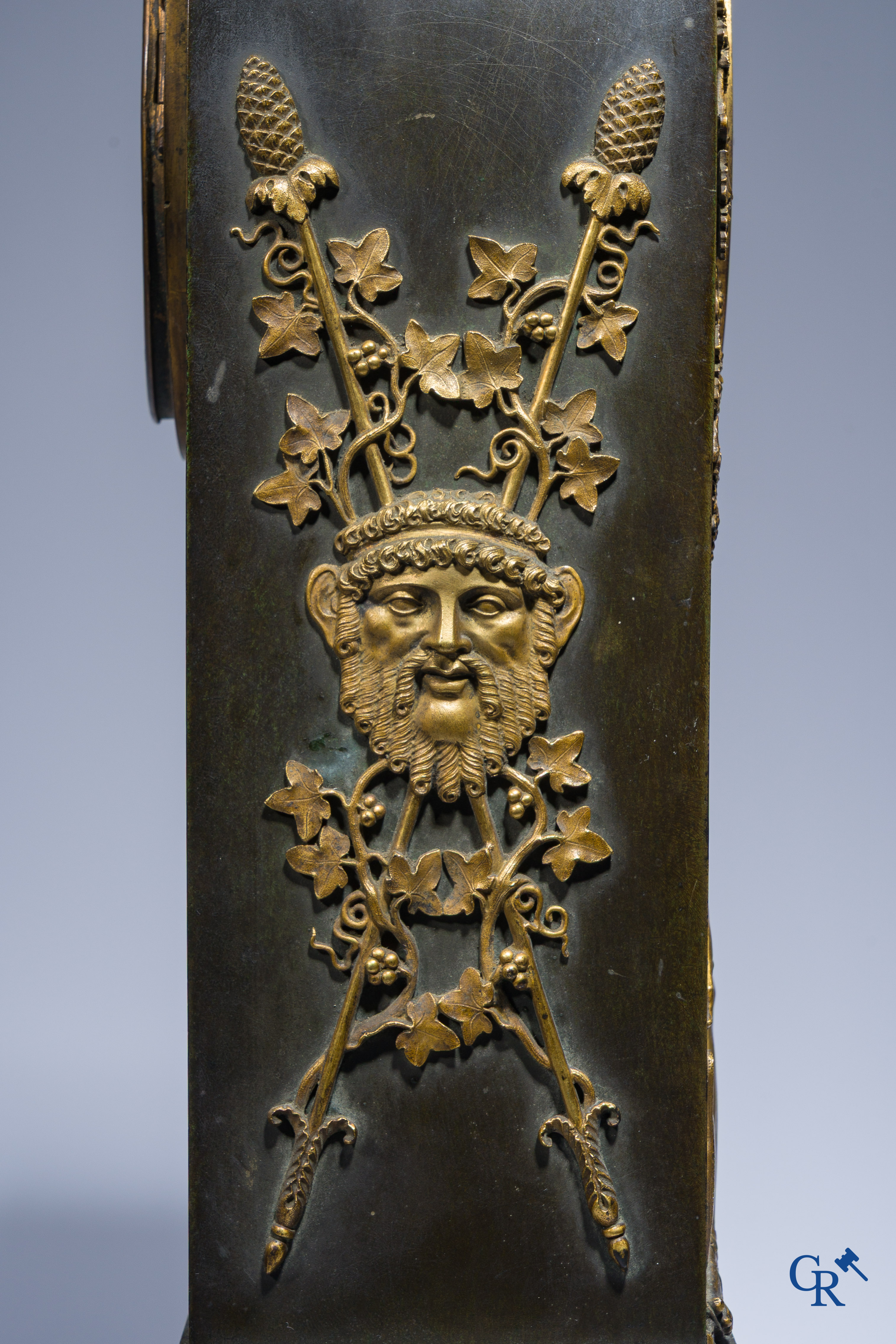 Claude Galle, Rue Vivienne à Paris. Pendule borne "Anacreon" in verguld en gepatineerd brons. Empire, Circa 1806.