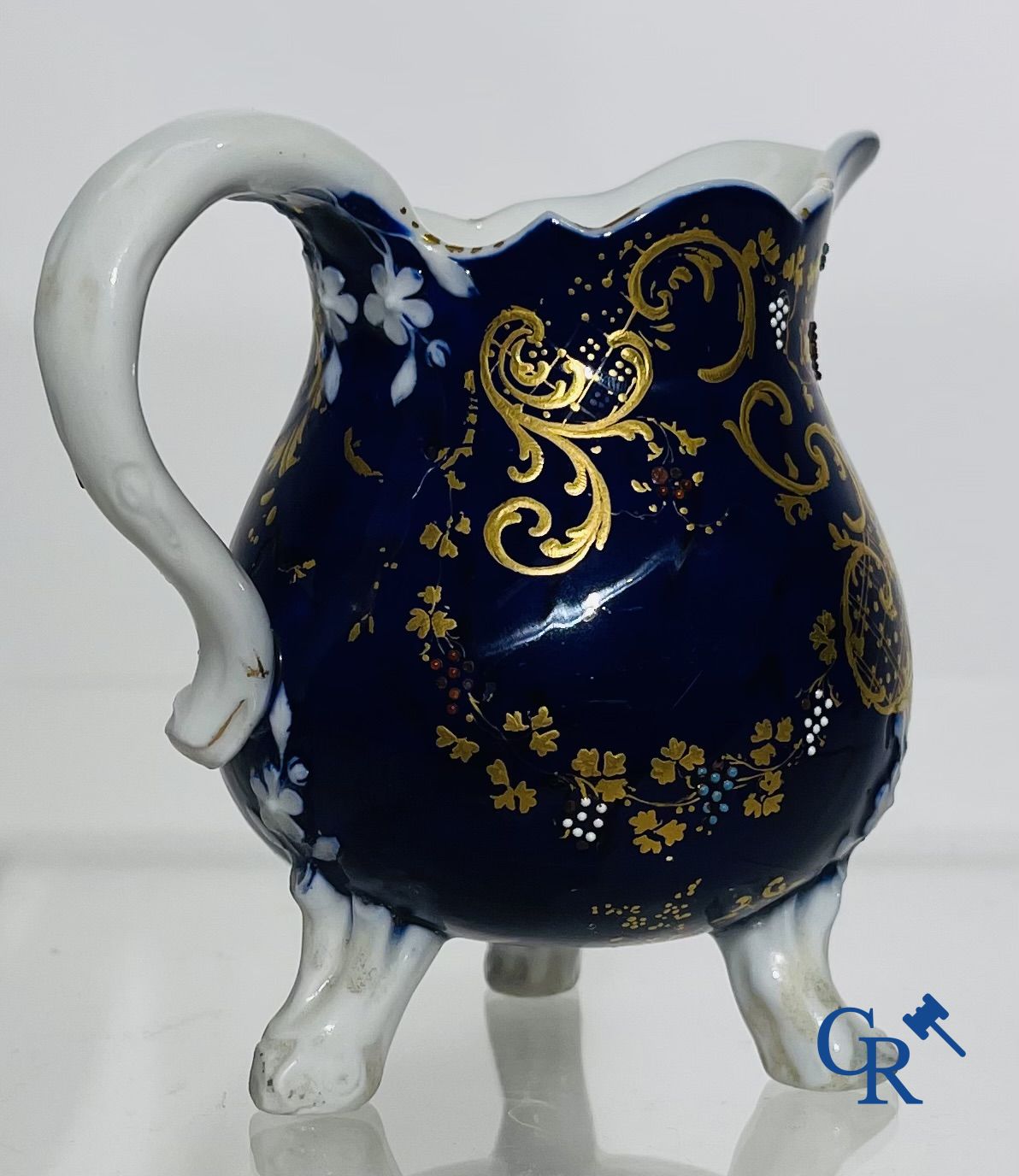 Vincennes 18ème siècle. Un pot à lait à trois pieds en porcelaine douce sur fond bleu lapis.