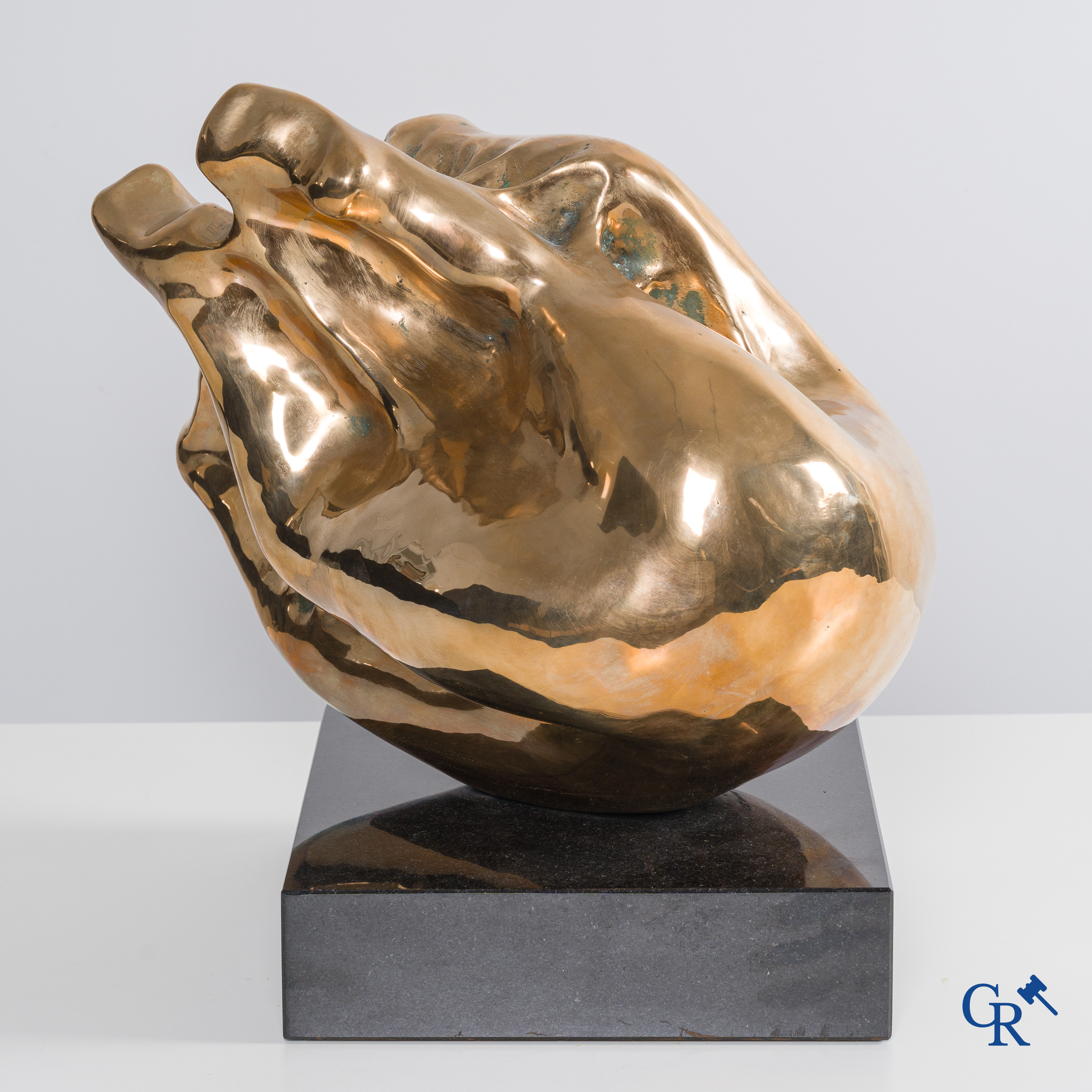 Avi Kenan (1951)(*) "Geboorte" Een gepolijste brons op een sokkel in zwarte graniet. Gesigneerd.